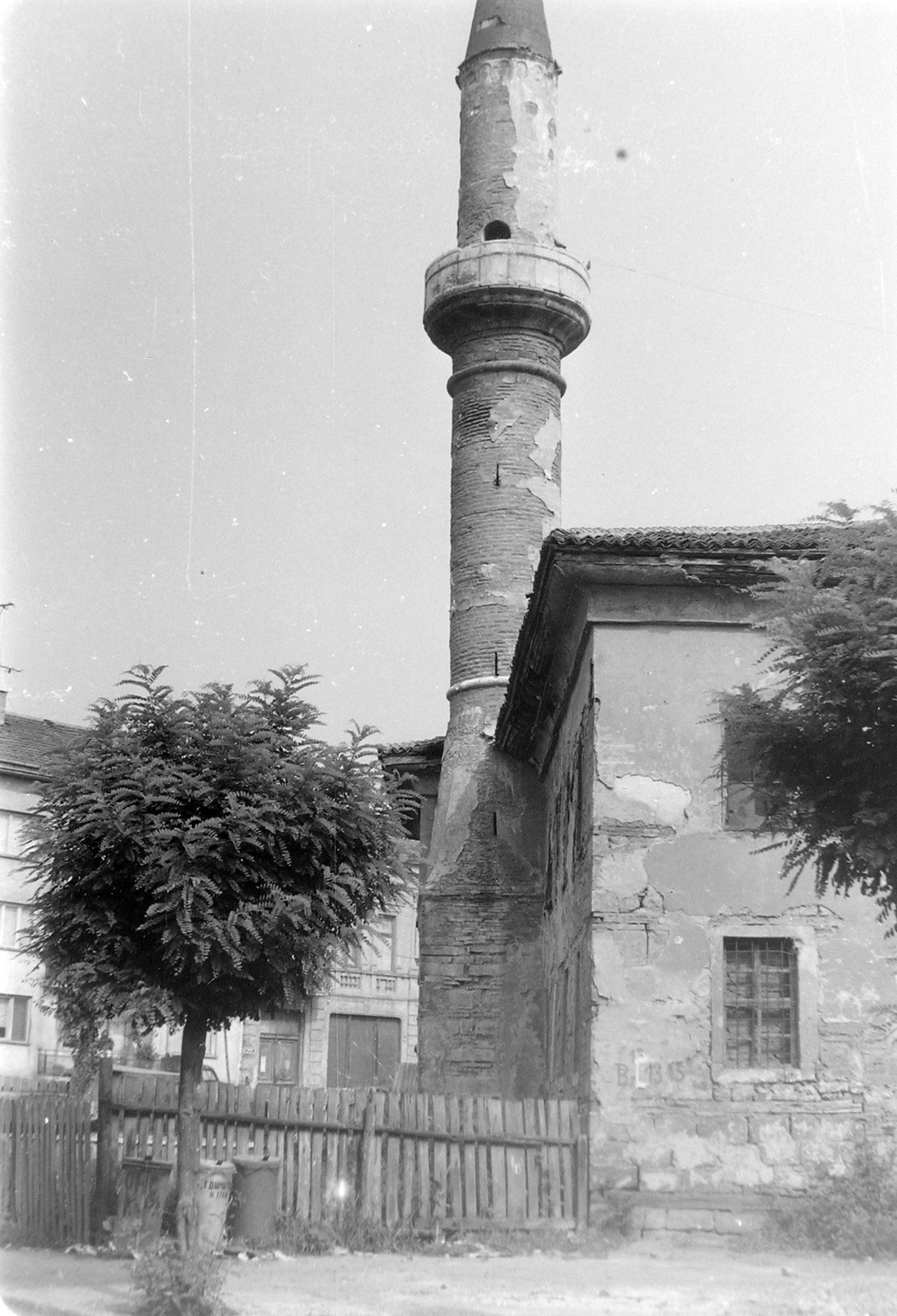 Bulgaria, Vidin, Musztafa pasa dzsámi az ulica Kniaz Dondukov és az ulica Car Szimeon Veliki között, az ulica Dimitar Marinov (ulica Bratja Kamenovi) felé nézve., 1959, Fortepan, religion, architectural heritage, locust tree, Fortepan #11892