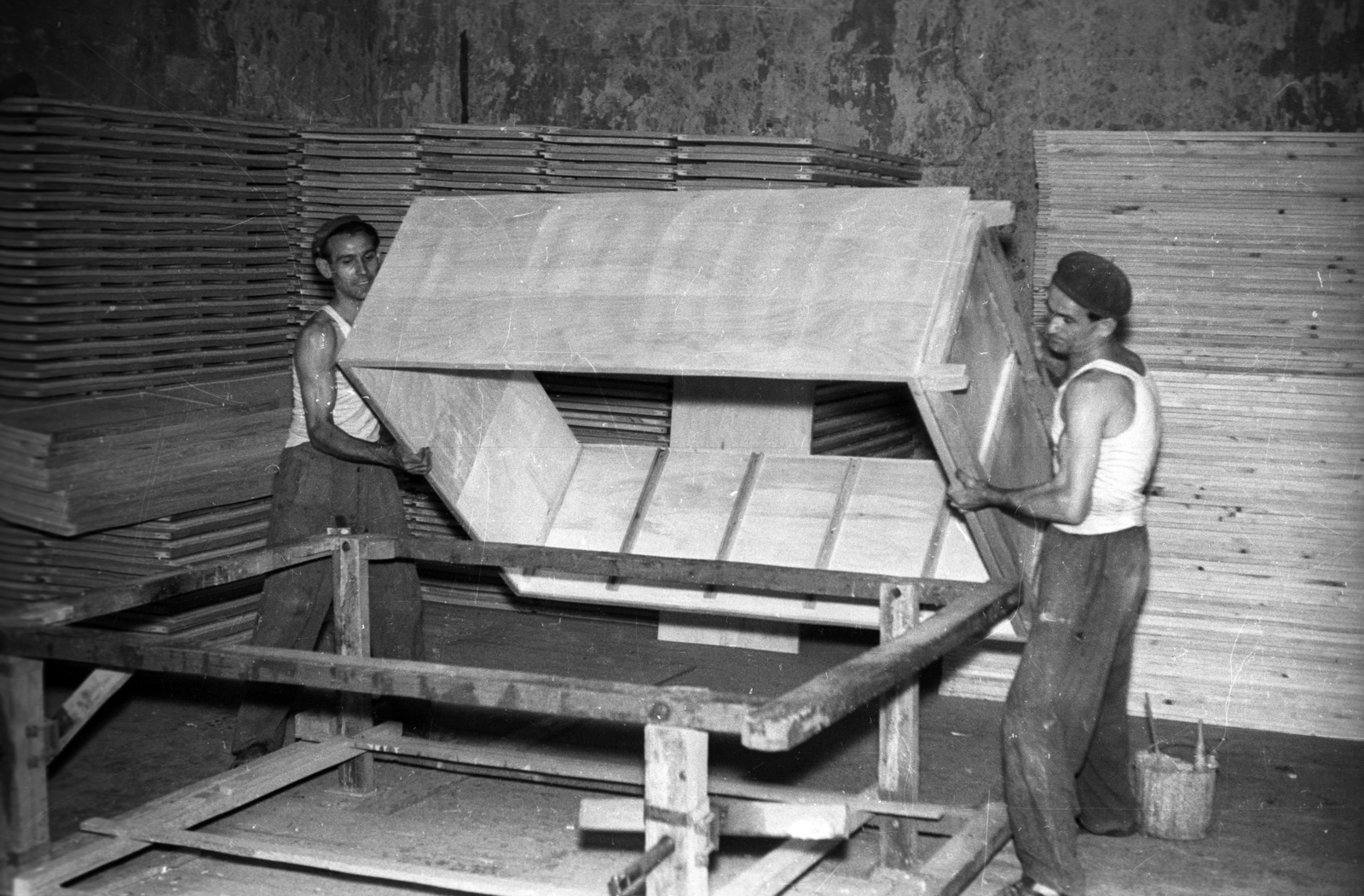 Magyarország, Budapest IV., Geduly utca 1-3., Iskolabútorgyár., 1957, FSZEK Budapest Gyűjtemény / Sándor György, Sándor György, szekrény, Budapest, Fortepan #118933