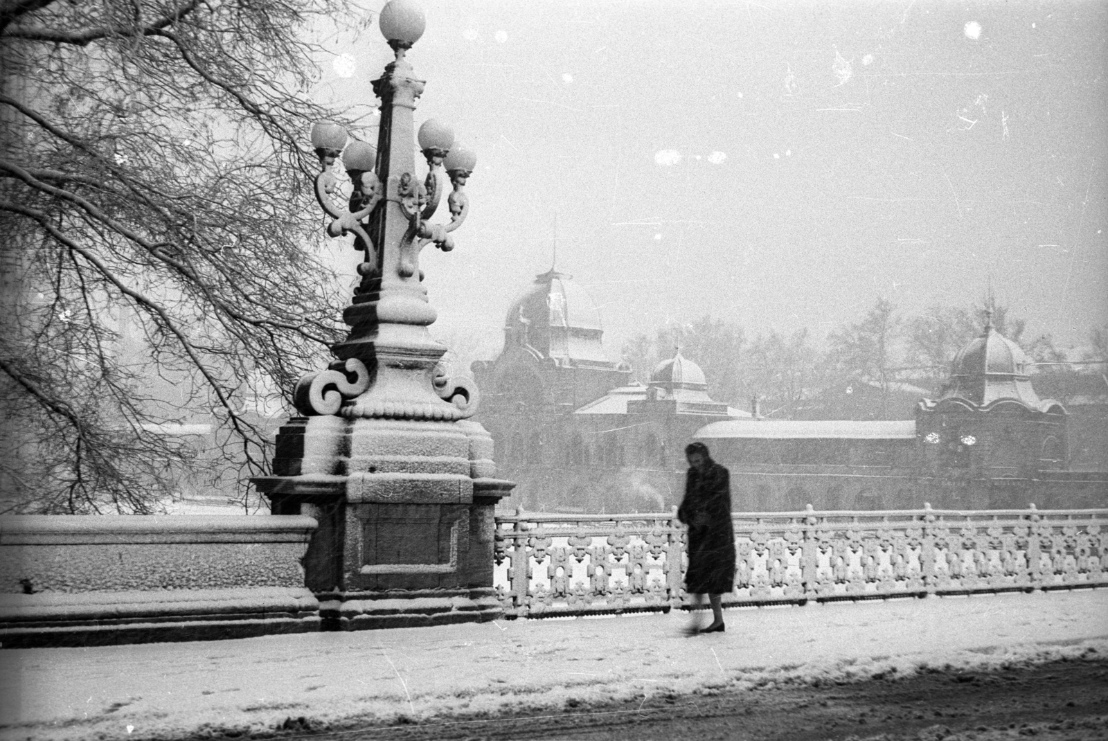 Hungary, Budapest XIV., a Műjégpálya épülete a Városligeti-tó Városligeti-tó feletti hídtól nézve., 1959, FSZEK Budapest Gyűjtemény / Sándor György, Sándor György, winter, Budapest, Fortepan #118937