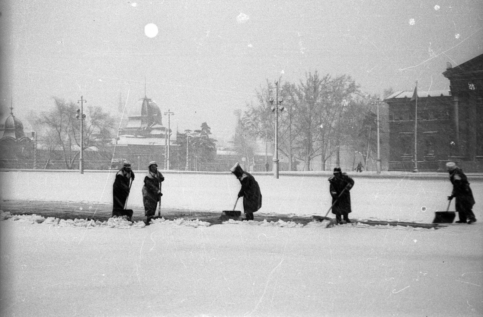 Magyarország, Városliget, Budapest XIV., Hősök tere, balra a Műjégpálya épülete, jobbra a Műcsarnok., 1959, FSZEK Budapest Gyűjtemény / Sándor György, Sándor György, hólapát, Budapest, Fortepan #118938