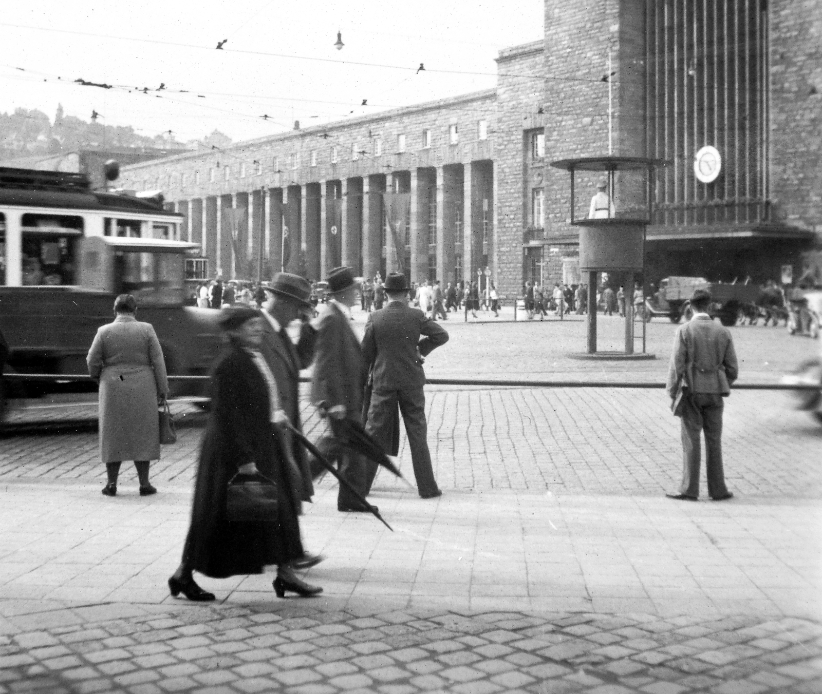 Germany, Stuttgart, főpályaudvar., 1930, Fortepan, traffic, flag, pedestrian, tram, train station, Paul Bonatz-design, Friedrich Eugen Scholer-design, Fortepan #11895