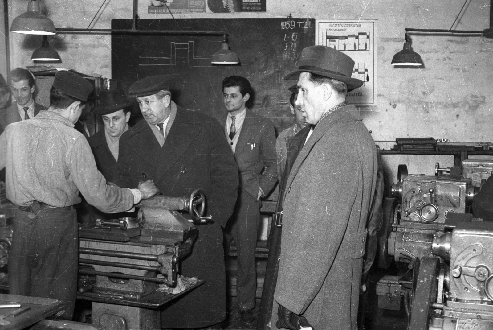 Hungary, Budapest IX., Timót utca 3., MÜM 2. sz. szakmunkástanuló intézet (később a BGSZC Szily Kálmán Műszaki Szakgimnáziuma, Szakközépiskolája és Kollégiuma). Budapesti munkásőrparancsnokok látogatása, Halas Lajos a munkásőrség országos parancsnoka vezetésével., 1959, FSZEK Budapest Gyűjtemény / Sándor György, Sándor György, lathe, Budapest, Fortepan #118960