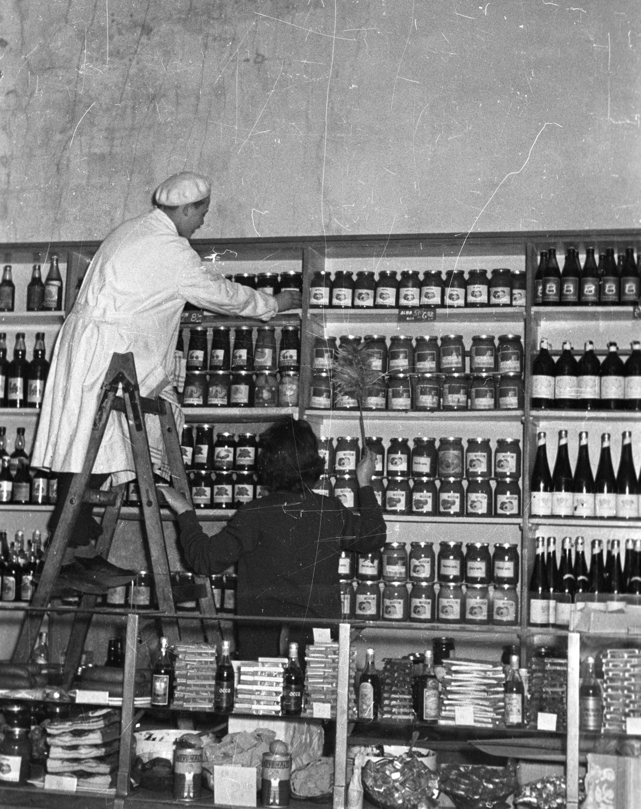 Hungary, 1958, FSZEK Budapest Gyűjtemény / Sándor György, Sándor György, tin can, shop interior, beret, display, ladder, Fortepan #118961