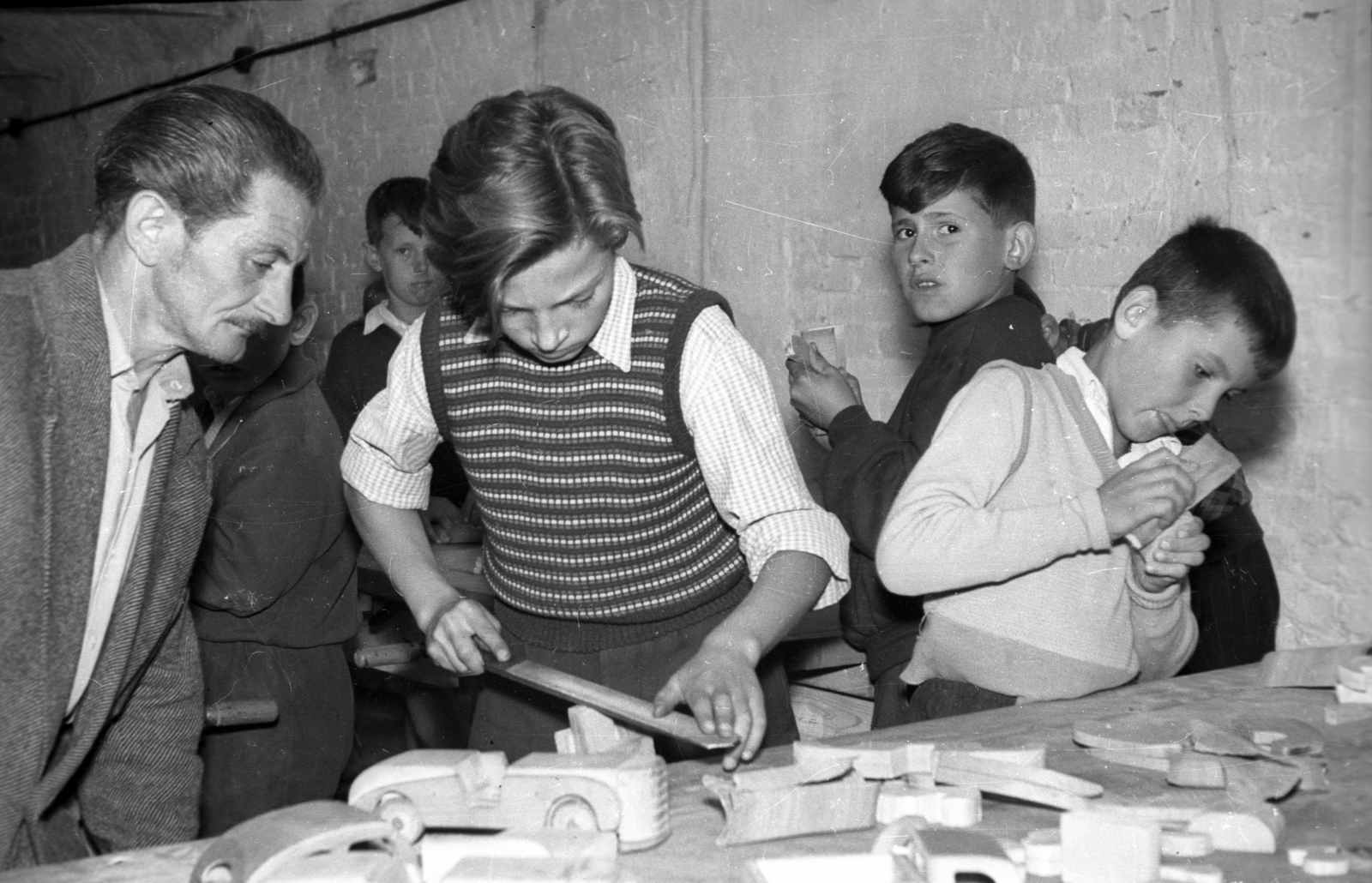 Hungary, Budapest III., Erdőalja úti Általános Iskola., 1958, FSZEK Budapest Gyűjtemény / Sándor György, Sándor György, Budapest, model car, DIY, boys, Fortepan #118983
