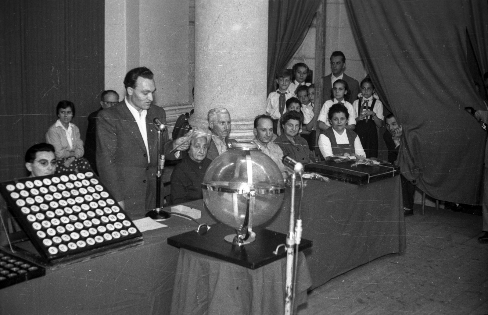 Hungary, 1959, FSZEK Budapest Gyűjtemény / Sándor György, Sándor György, sweepstake, gamble, wheel of fortune, lottery, Fortepan #119003