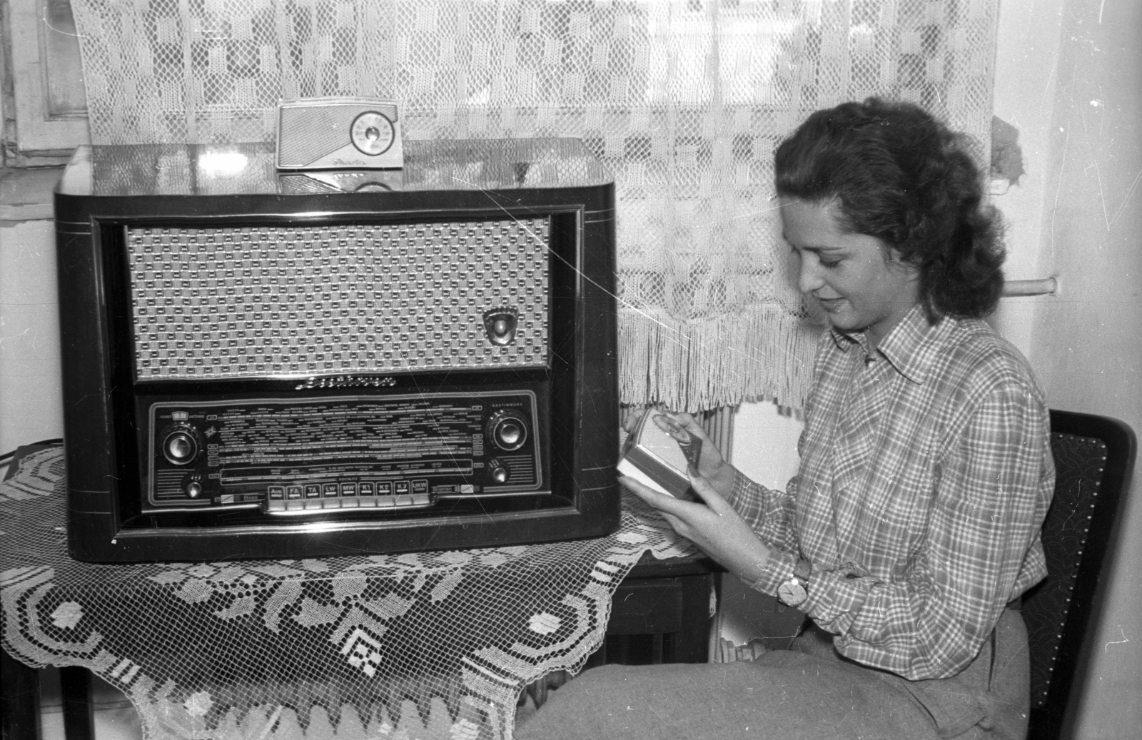 Hungary, 1959, FSZEK Budapest Gyűjtemény / Sándor György, Sándor György, wrist watch, tablecloth, portable radio, lace, Fortepan #119006