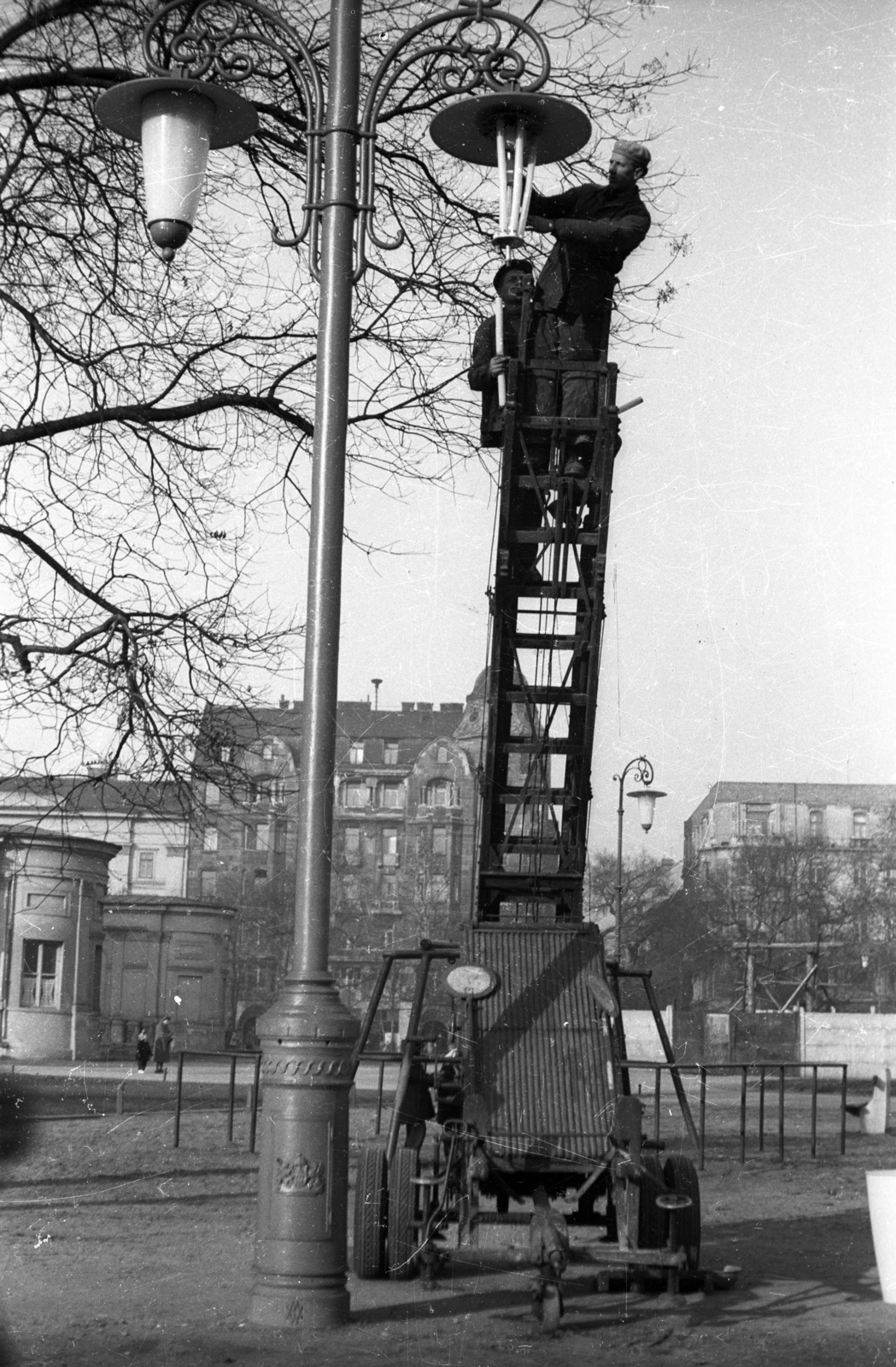 Hungary, Budapest V., Erzsébet (Engels) tér, balra a Nemzeti Szalon, egykor Kioszk. Háttérben a Sas (Guszev) utca sarkán álló házak., 1957, FSZEK Budapest Gyűjtemény / Sándor György, Sándor György, ladder, lamp post, Budapest, Fortepan #119008