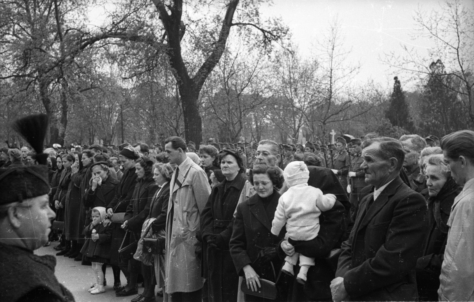 Hungary, Budapest VIII., Fiumei úti Nemzeti Sírkert (Kerepesi temető) 1957. április 19-én. Az 1956. októberében a rádiónál és a Kertész utcánál elesett tisztek temetésekor készült a felvétel., 1957, FSZEK Budapest Gyűjtemény / Sándor György, Sándor György, Budapest, grief, Fortepan #119013