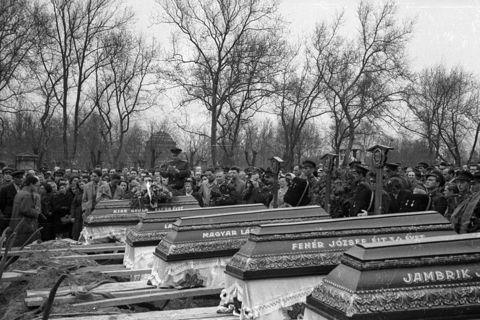 Hungary, Budapest VIII., Fiumei úti Nemzeti Sírkert (Kerepesi temető) 1957. április 19-én. Az 1956. októberében a rádiónál és a Kertész utcánál elesett tisztek temetésekor készült a felvétel., 1957, FSZEK Budapest Gyűjtemény / Sándor György, Sándor György, Budapest, headstone, Fortepan #119016