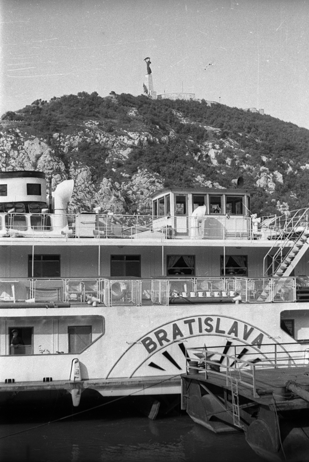 Hungary, Budapest V., Belgrád rakpart, a MAHART nemzetközi hajóállomása, háttérben a Gellért-hegy., 1958, FSZEK Budapest Gyűjtemény / Sándor György, Sándor György, Bratislava ship, Budapest, Fortepan #119018