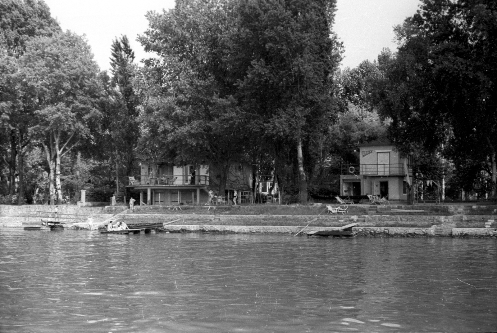 Hungary, Szentendrei-Duna, szemben a Lupa-sziget., 1958, FSZEK Budapest Gyűjtemény / Sándor György, Sándor György, deck chair, arcaded house, shore, Fortepan #119020