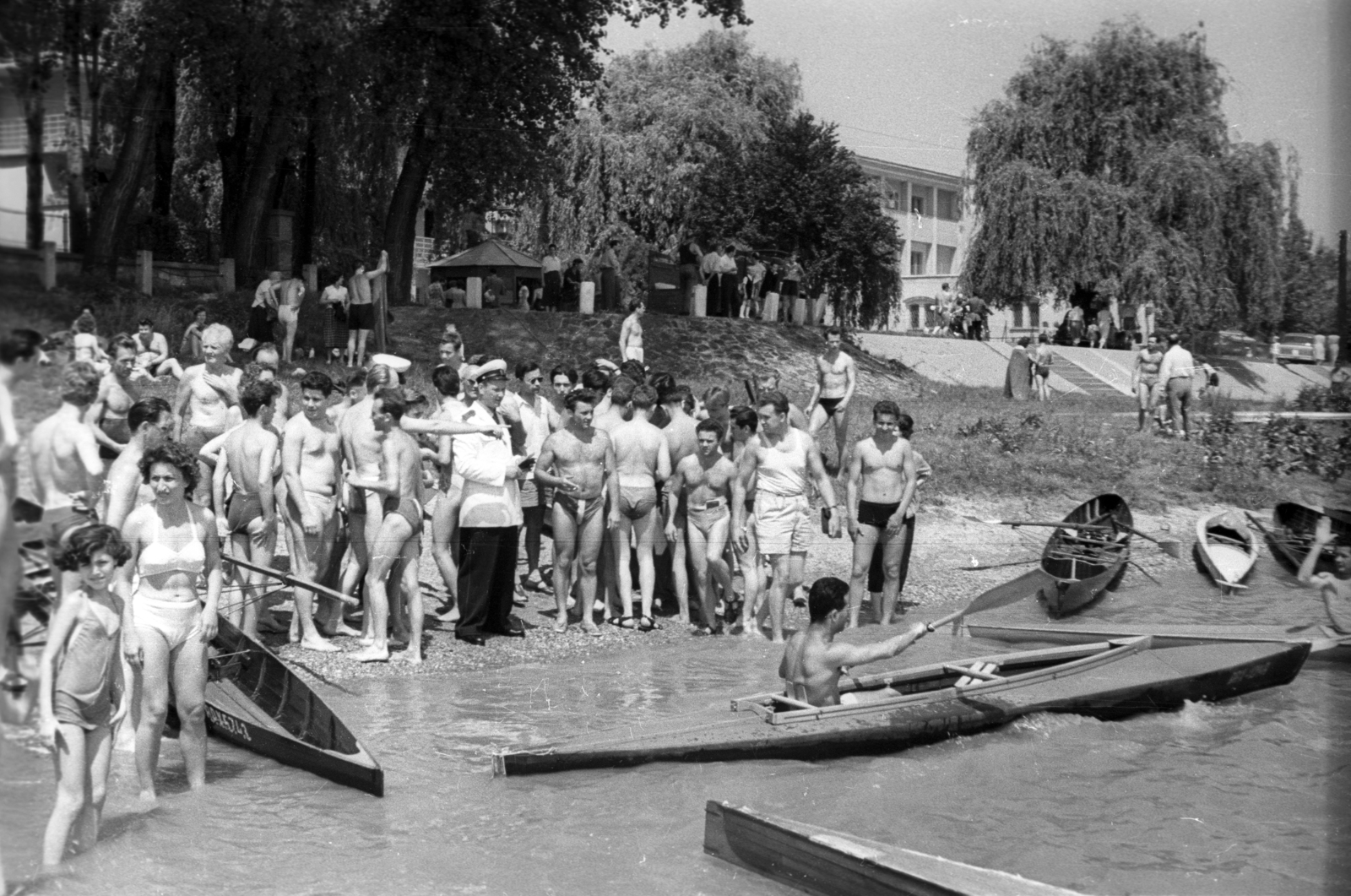Hungary, Budapest III., Római part a Szent János utcánál., 1958, FSZEK Budapest Gyűjtemény / Sándor György, Sándor György, cop, paddling, canoe, Budapest, Fortepan #119022