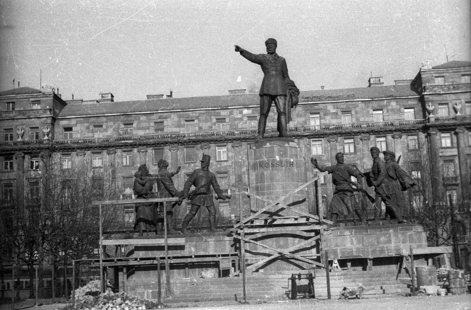 Hungary, Budapest V., Kossuth Lajos tér, Kossuth Lajos szobra (Kisfaludi Strobl Zsigmond, Kocsis András, Ungvári Lajos, 1952.). A felvétel a megsüllyedt talapzat helyreállításakor készült., 1957, FSZEK Budapest Gyűjtemény / Sándor György, Sándor György, Budapest, sculptural group, Lajos Kossuth-portrayal, Fortepan #119035