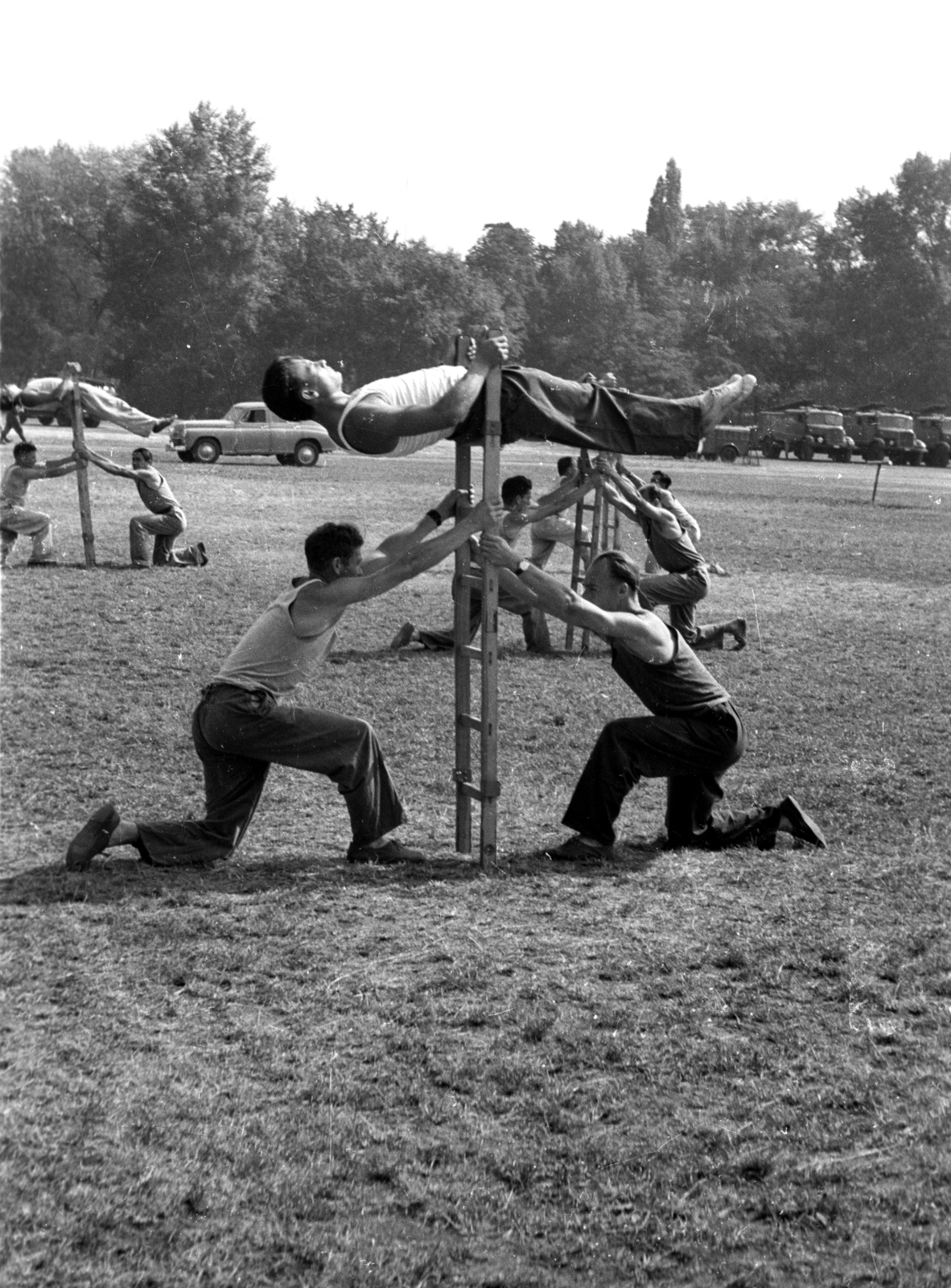 Hungary, Margit Islands, Budapest, park a Dózsa teniszstadionnál, önkéntes tűzoltók csapatai gyakorolnak a bemutató előtt., 1958, FSZEK Budapest Gyűjtemény / Sándor György, Sándor György, practice, ladder, Fortepan #119047