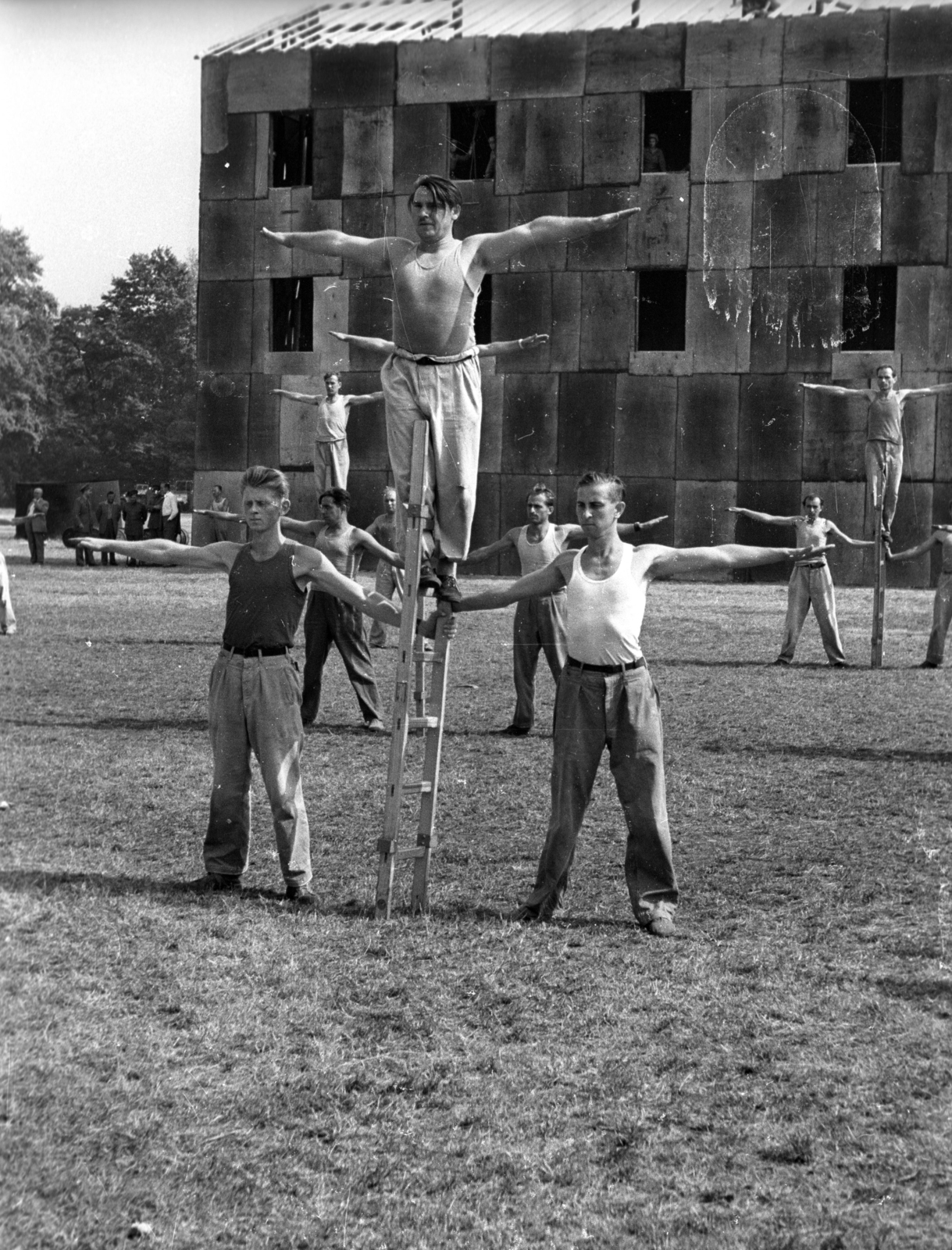 Hungary, Margit Islands, Budapest, park a Dózsa teniszstadionnál, önkéntes tűzoltók csapatai gyakorolnak a bemutató előtt., 1958, FSZEK Budapest Gyűjtemény / Sándor György, Sándor György, ladder, spread out arms, Fortepan #119048