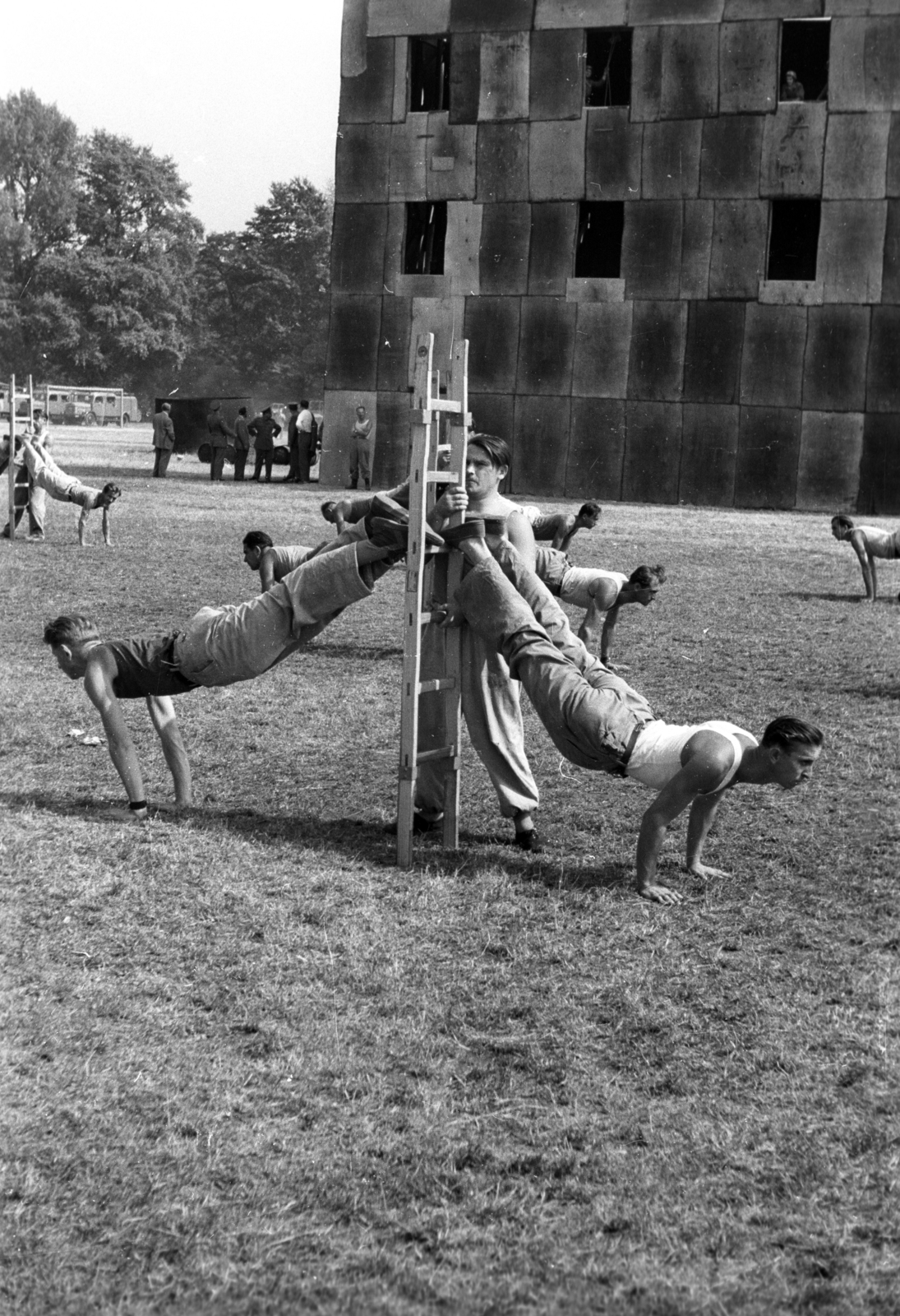 Hungary, Margit Islands, Budapest, park a Dózsa teniszstadionnál, önkéntes tűzoltók csapatai gyakorolnak a bemutató előtt., 1958, FSZEK Budapest Gyűjtemény / Sándor György, Sándor György, ladder, Fortepan #119050