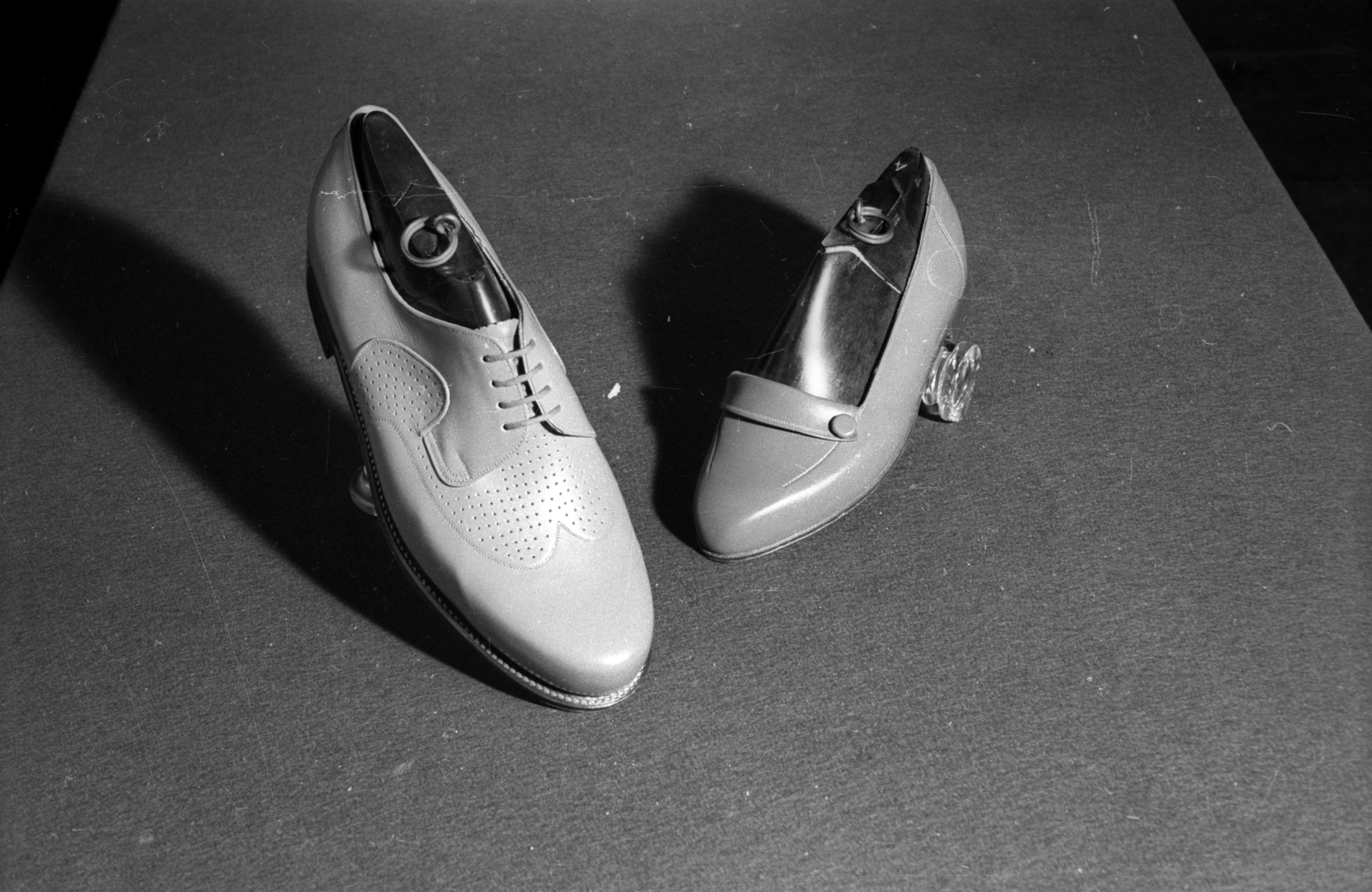 Hungary, Budapest IV., Károlyi István (Táncsics Mihály) utca 10., Duna Cipőgyár, bemutató a gyár termékeiből., 1961, FSZEK Budapest Gyűjtemény / Sándor György, Sándor György, shoe, display, Budapest, Fortepan #119055