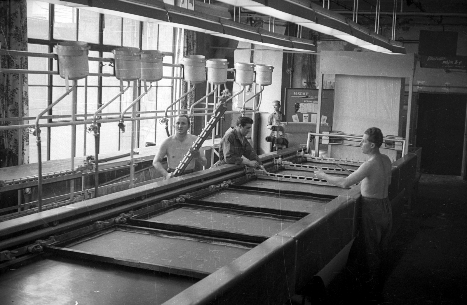 Hungary, Budapest III., Fényes Adolf utca, Goldberger Textilgyár, a magyar textilipar első automata Stork gyártmányú síkfilmnyomógépe, 1959, FSZEK Budapest Gyűjtemény / Sándor György, Sándor György, Budapest, half-naked, textile industry, Fortepan #119064
