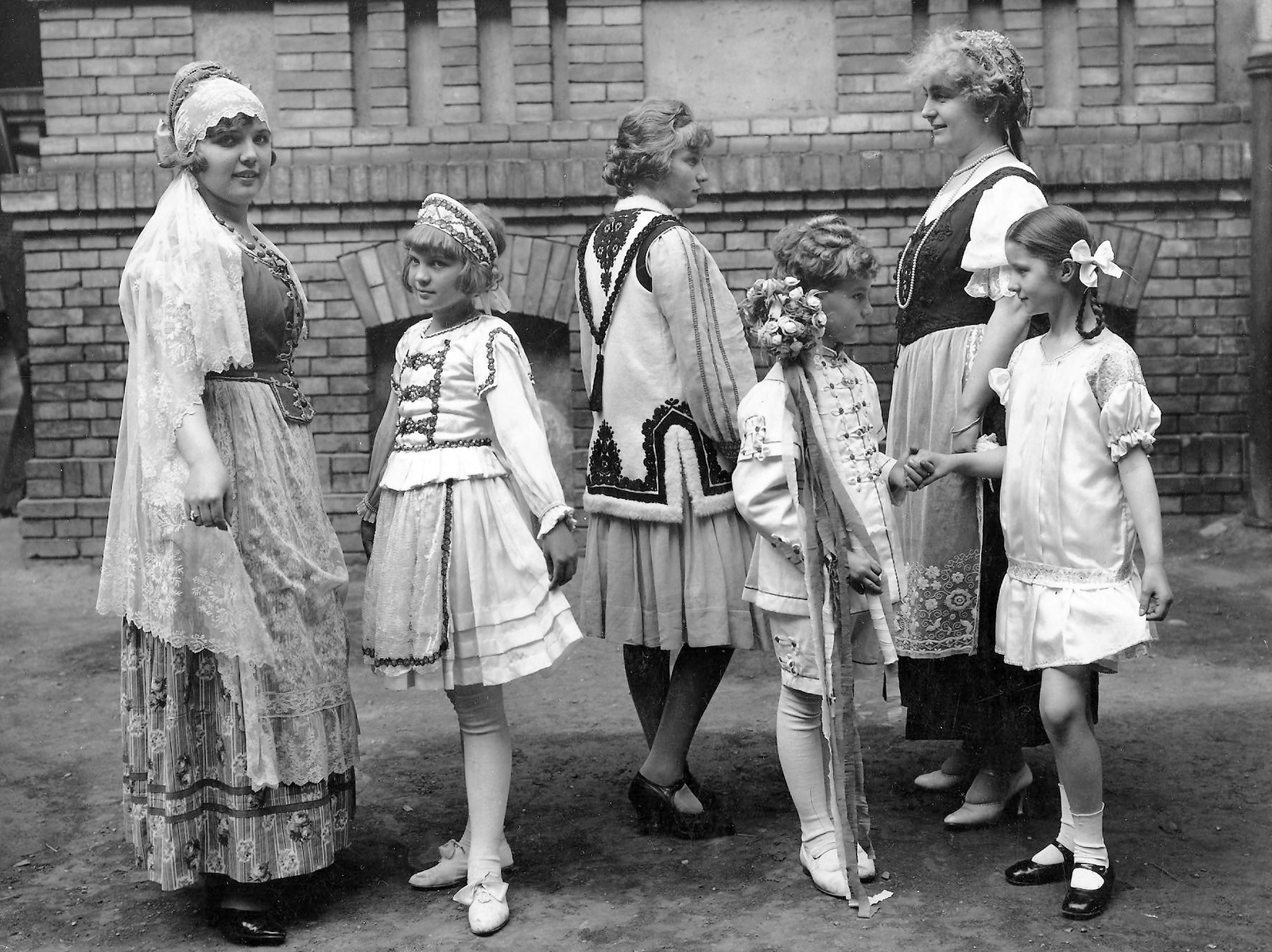 Hungary, Budapest XIII., Radnóti Miklós (Sziget) utca 8-10, az ekkor többcélú (elemi, tanonc, nőipariskola) iskolaépület (később Gárdonyi Géza Általános Iskola) udvara., 1930, Mussa Gymma Réka, fashion, folk costume, Budapest, Fortepan #11907