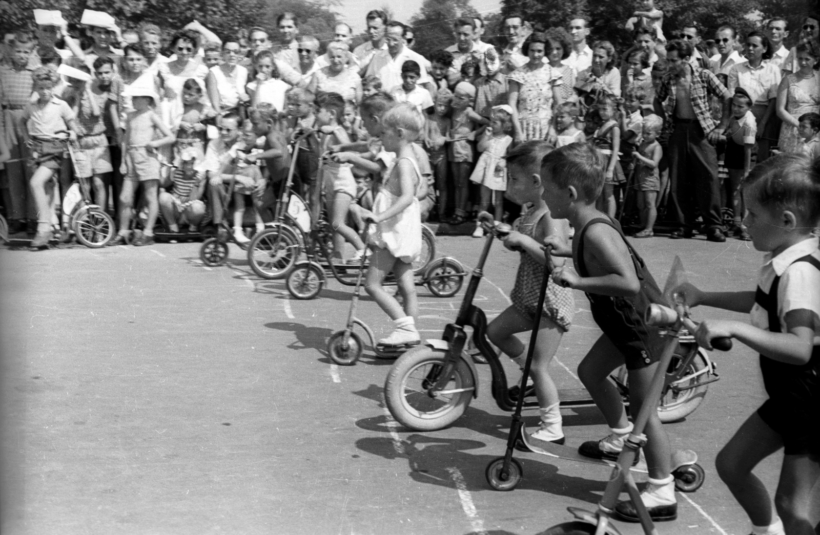 Hungary, Margit Islands, Budapest, park a mai Centenáriumi emlékmű helyén, rollerverseny., 1958, FSZEK Budapest Gyűjtemény / Sándor György, Sándor György, scooter, kids, competition, Budapest, Fortepan #119073