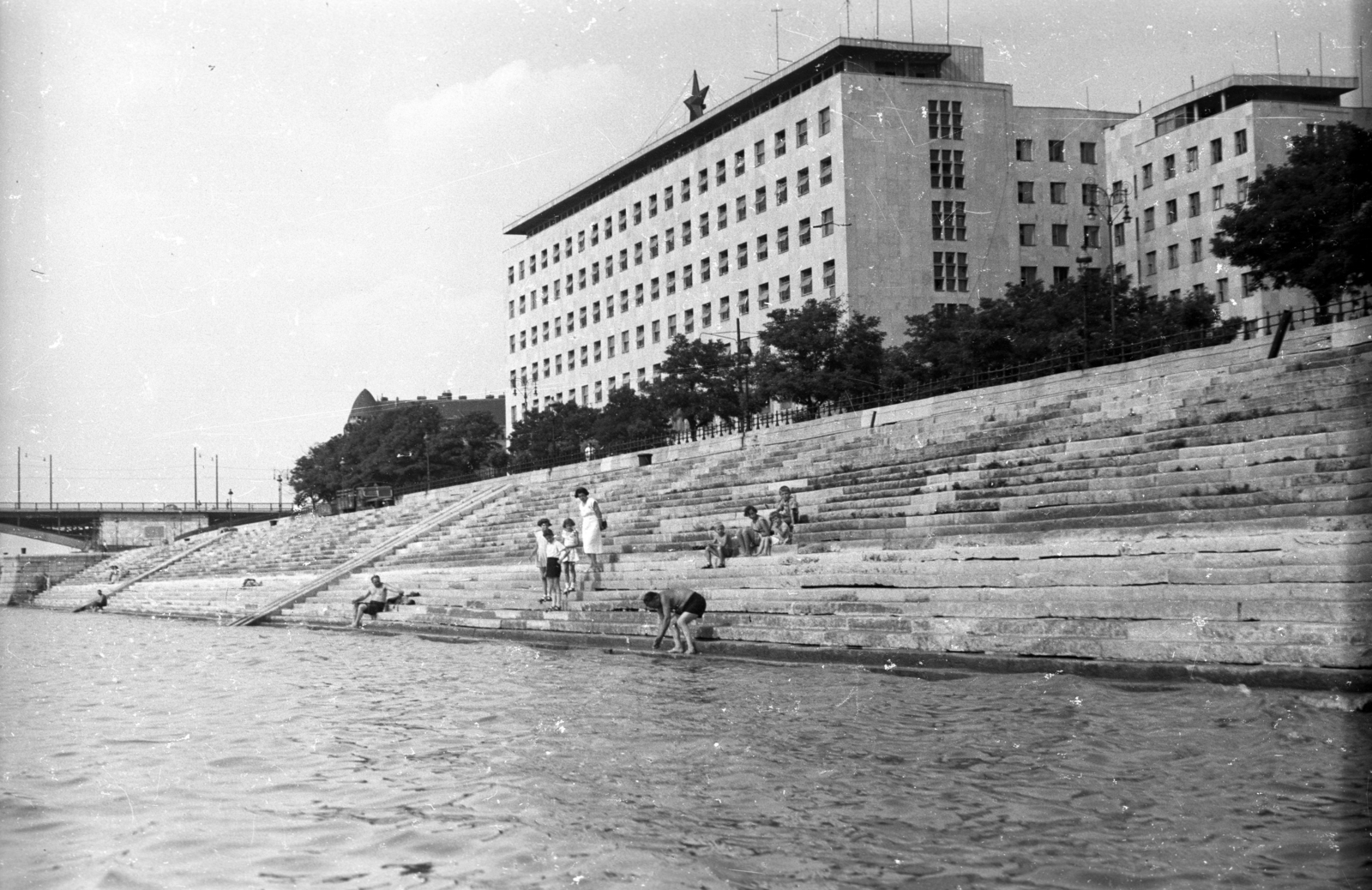 Magyarország, Budapest V., a pesti alsó rakpart lépcsői a Dunáról nézve, balra a Margit híd, jobbra a mai Képviselői Irodaház ("Fehér Ház")., 1957, FSZEK Budapest Gyűjtemény / Sándor György, Sándor György, Budapest, életkép, középület, Fortepan #119085