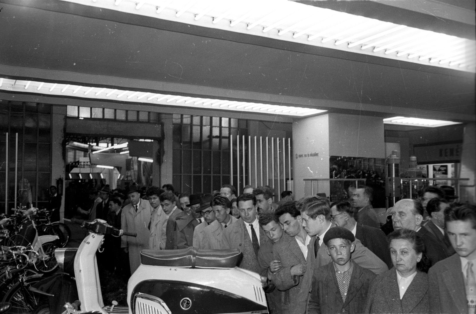 Hungary, Budapest XIV., 1959, FSZEK Budapest Gyűjtemény / Sándor György, Sándor György, motorcycle, exhibition, Budapest, Fortepan #119092