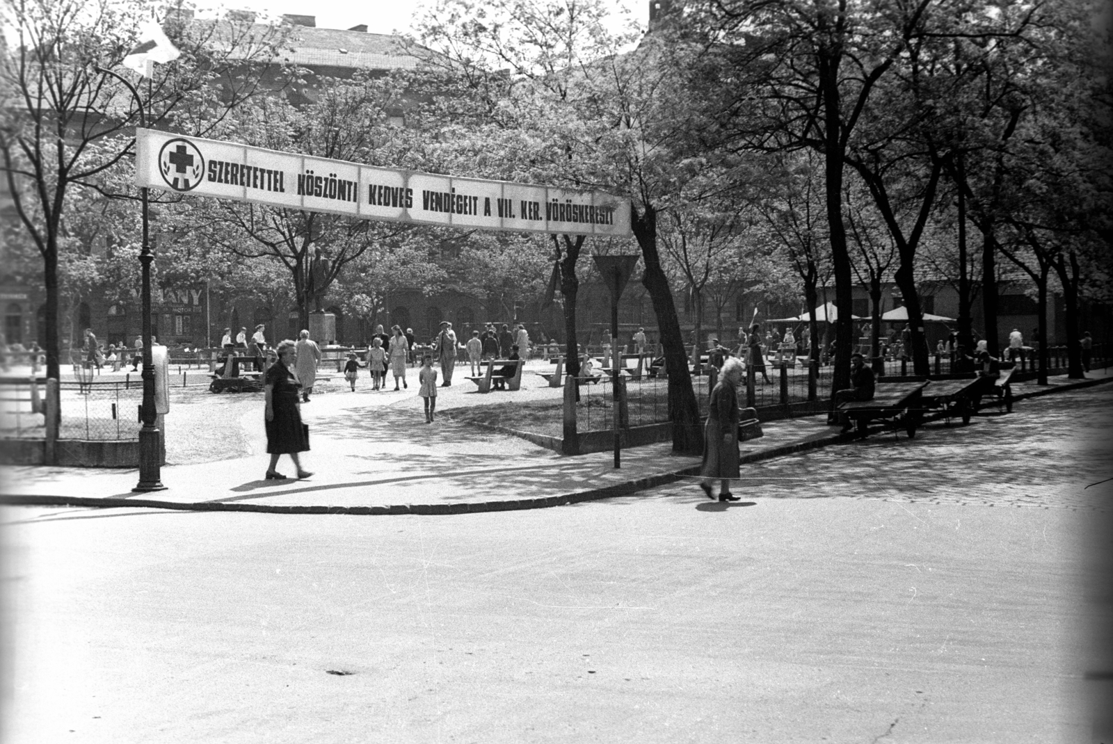 Hungary, Budapest VII., Almássy tér a Csengery utca felől nézve., 1960, FSZEK Budapest Gyűjtemény / Sándor György, Sándor György, festive, Budapest, Fortepan #119094