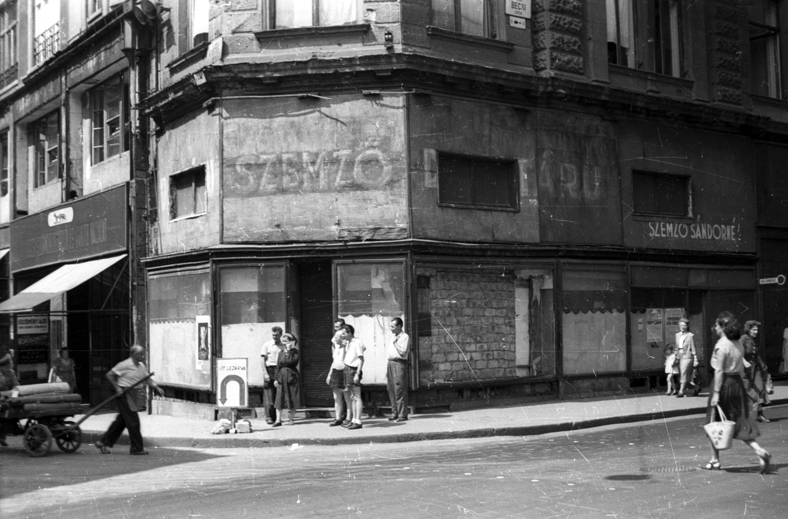 Magyarország, Budapest V., Bécsi utca 2., Kristóf tér sarok., 1957, FSZEK Budapest Gyűjtemény / Sándor György, Sándor György, Budapest, sarokház, kézikocsi, Fortepan #119103