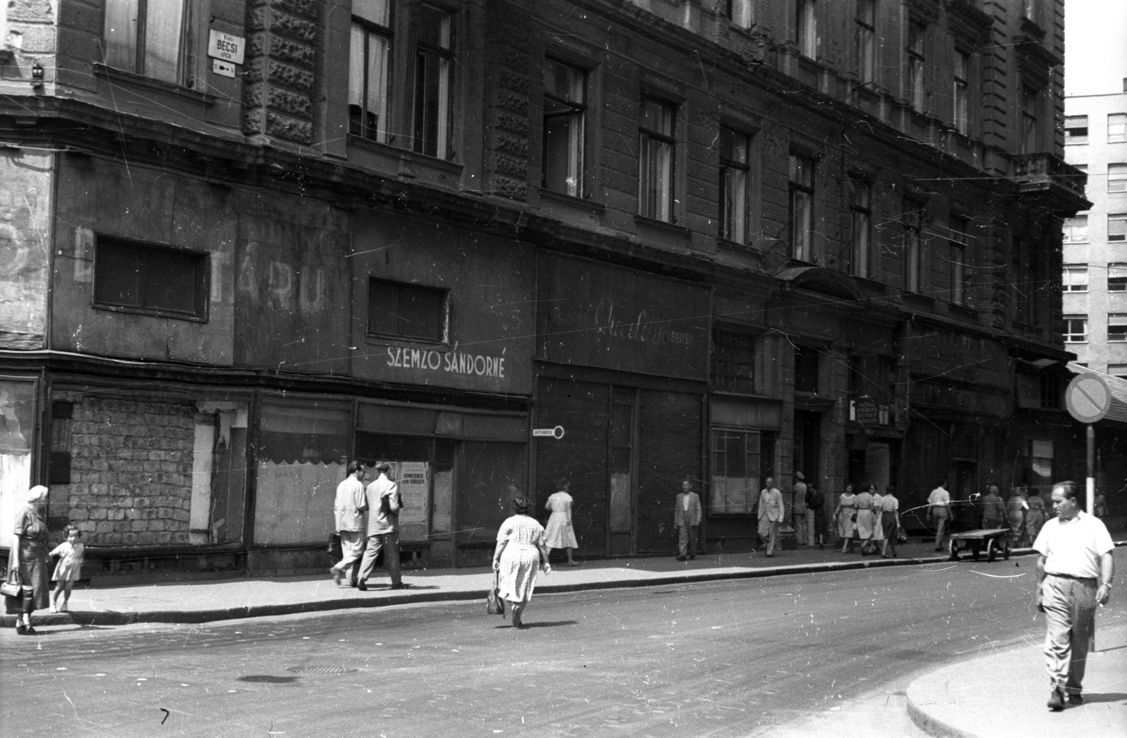 Hungary, Budapest V., Bécsi utca 2., Kristóf tér sarok., 1957, FSZEK Budapest Gyűjtemény / Sándor György, Sándor György, Budapest, street name sign, Fortepan #119104