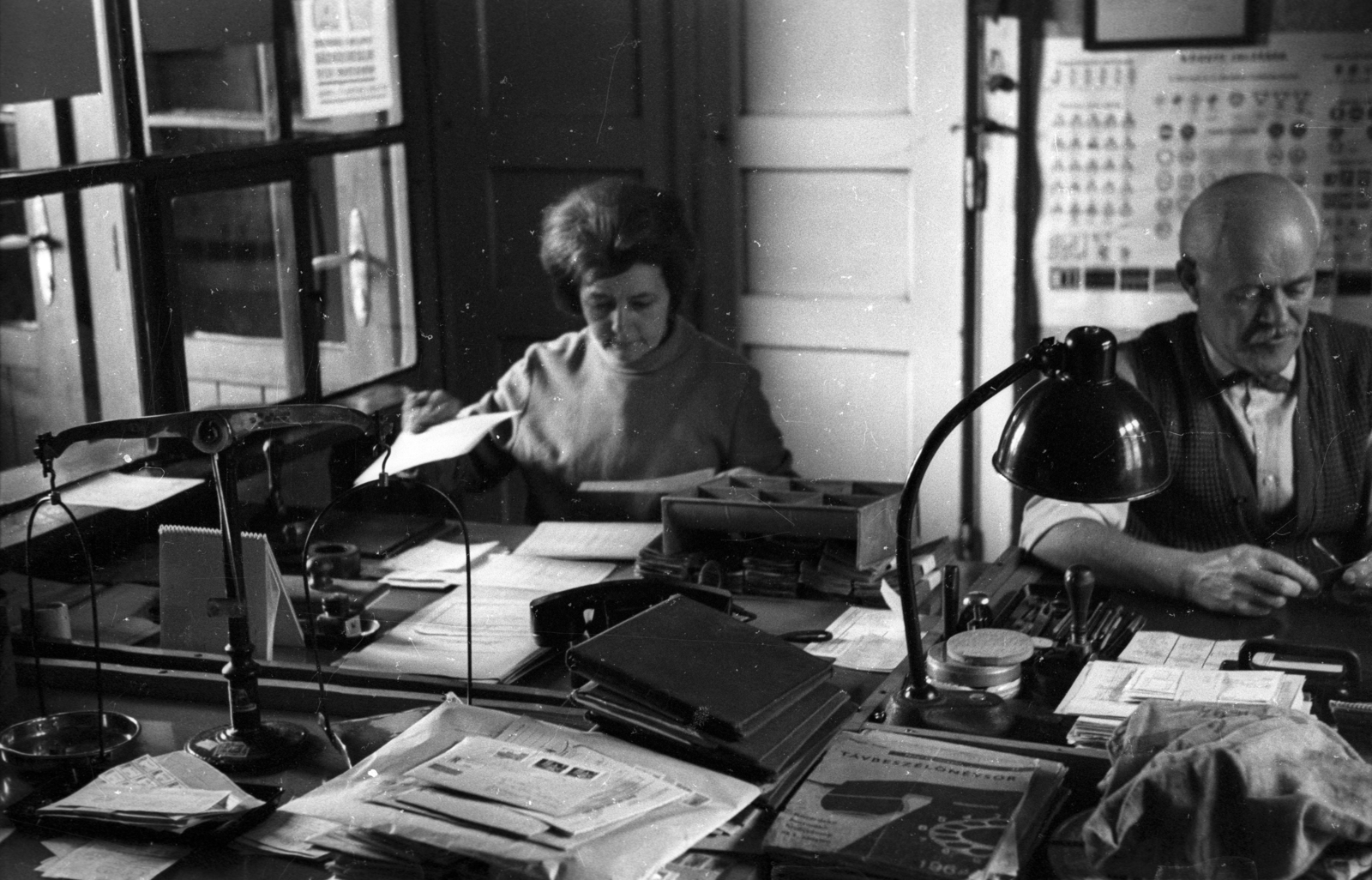 Hungary, 1959, FSZEK Budapest Gyűjtemény / Sándor György, Sándor György, office, light, writing, phone book, post office, bundle of money, road sign, scale, Fortepan #119110