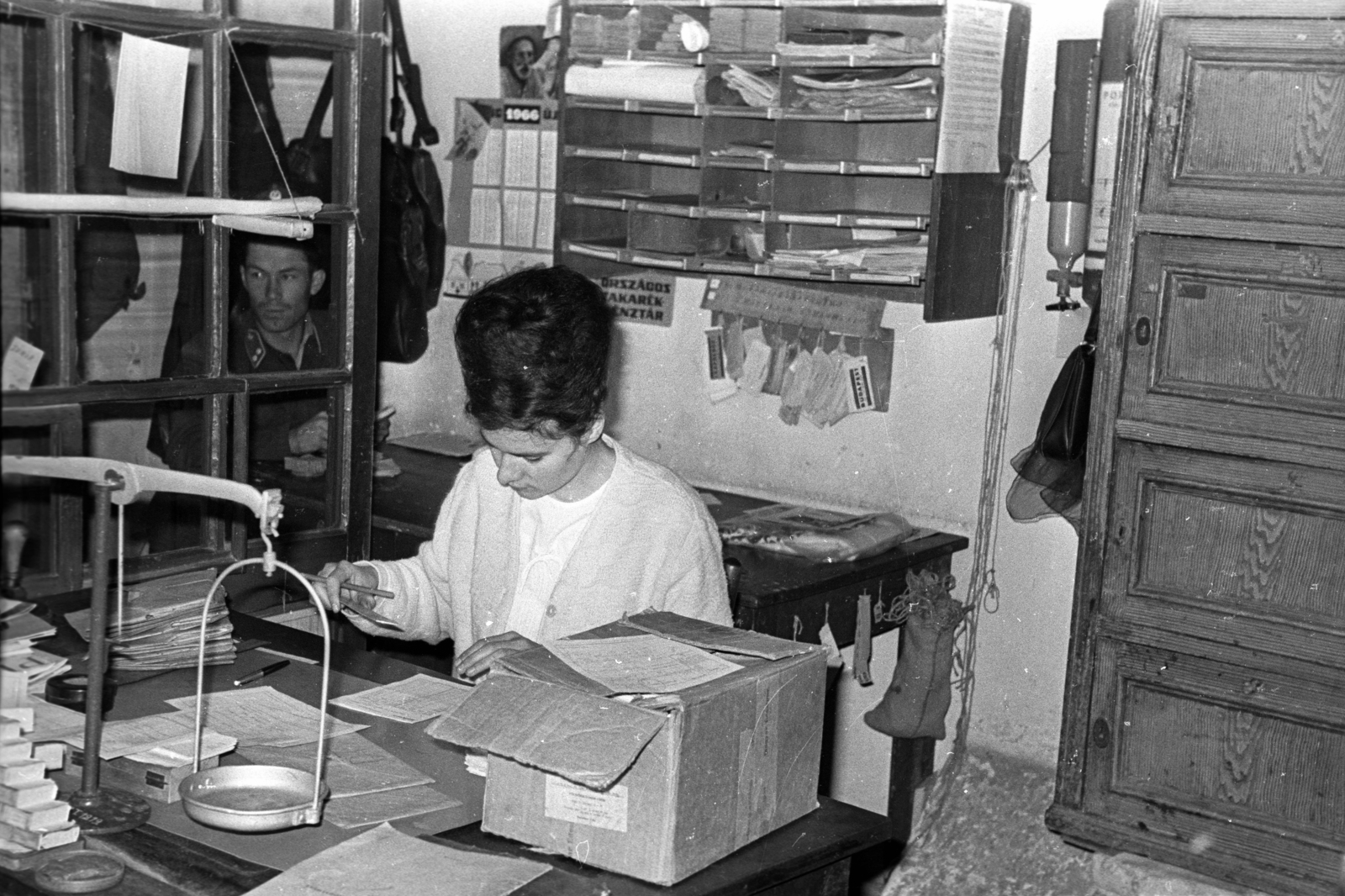 Hungary, 1959, FSZEK Budapest Gyűjtemény / Sándor György, Sándor György, office, hairdo, postman, post office, scale, Fortepan #119111