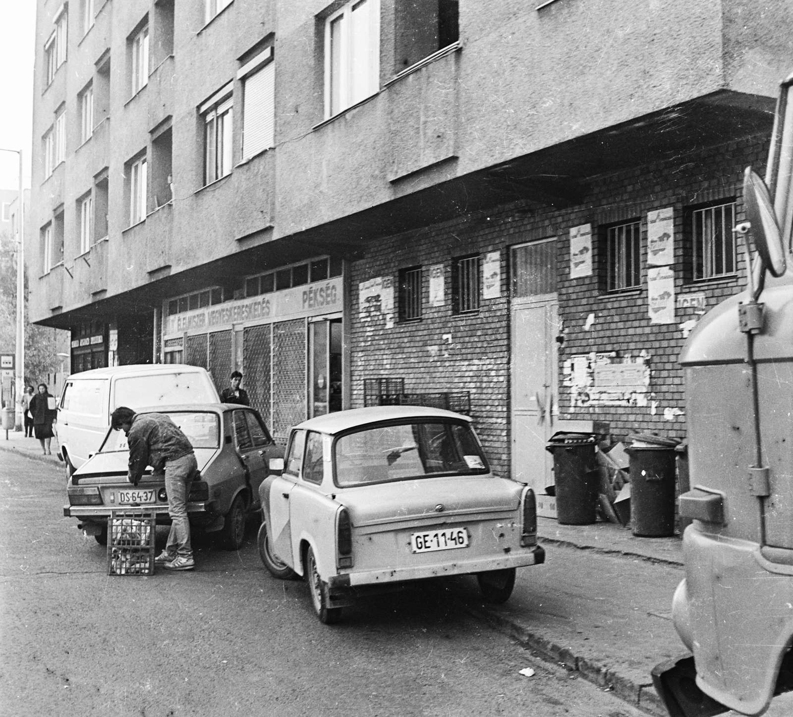 Hungary, Budapest XI., Fehérvári út 86. a Lecke utca sarok felé nézve., 1990, MHSZ, Trabant-brand, Dacia-brand, Romanian make, number plate, Budapest, Fortepan #119120