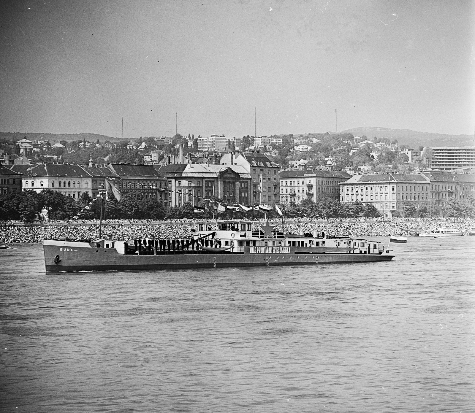 Hungary, Budapest II., augusztus 20-i víziparádé, szemben a Buda iskolahajó, háttérben a Bem rakpart és a Rózsadomb., 1970, MHSZ, Budapest, Buda ship, Fortepan #119122