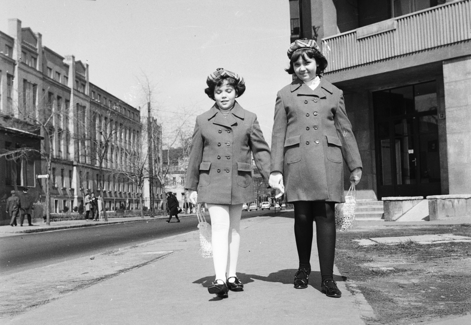 Hungary, Budapest XI., Budafoki út az Irinyi József utca sarkáról a Karinthy Frigyes út felé nézve, balra az egykori Lágymányosi Dohánygyár., 1969, MHSZ, Budapest, tobacco factory, Fortepan #119123