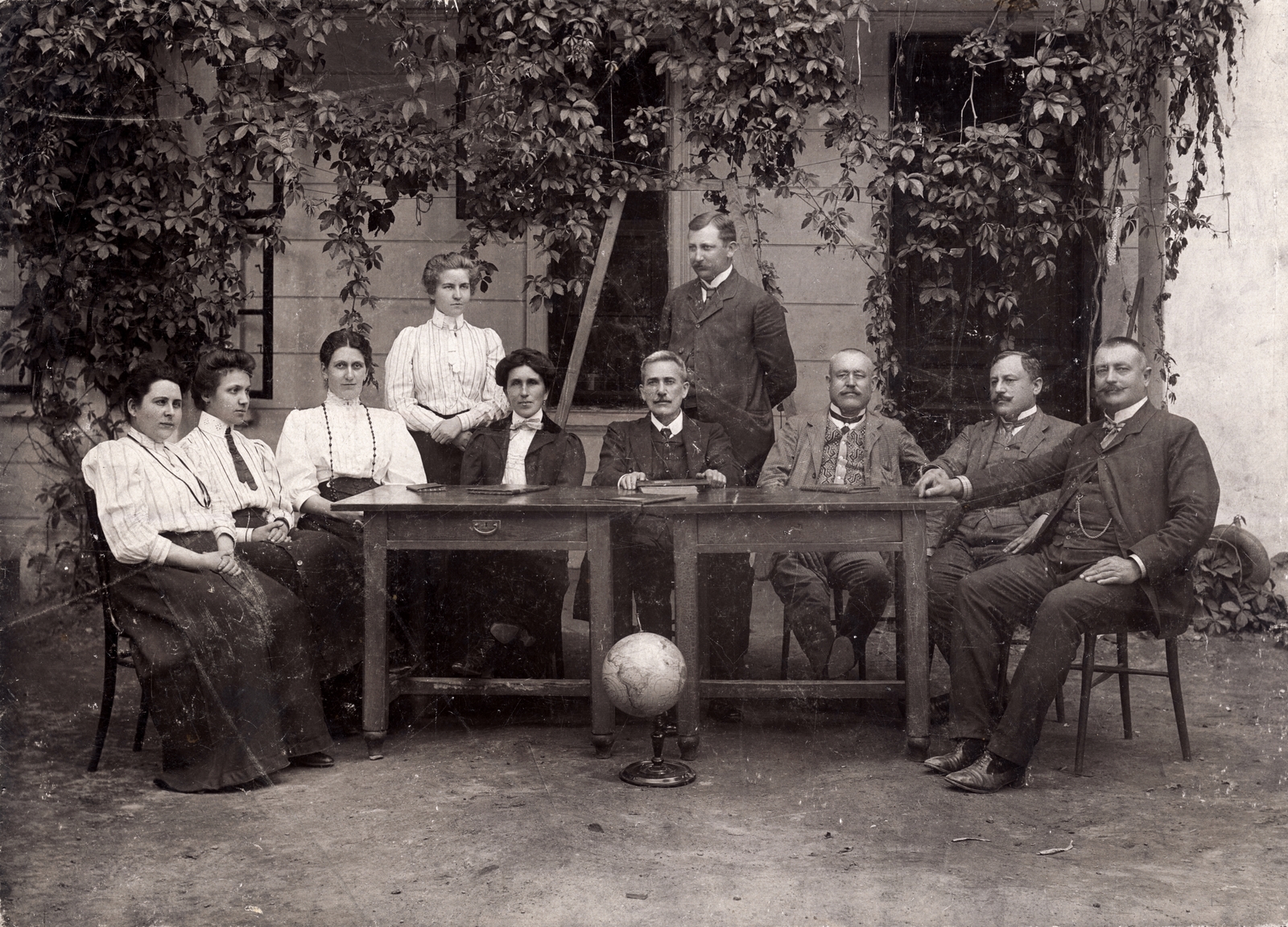 Hungary, Budapest IV., Árpád út 131., az Újpesti Árpád úti állami népi elemi iskola tanárai., 1909, Mussa Gymma Réka, school, yard, tableau, public school, globe, Budapest, Fortepan #11913