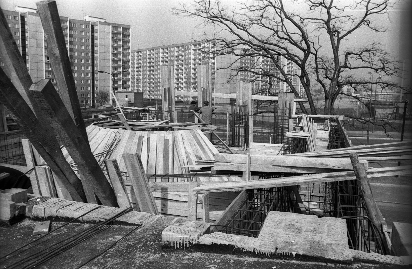 Poland, Poznań, ulica Promienista, a Szent Család-templom (Kościół Świętej Rodziny) építése., 1983, Bogdan Celichowski, church, Fortepan #119130