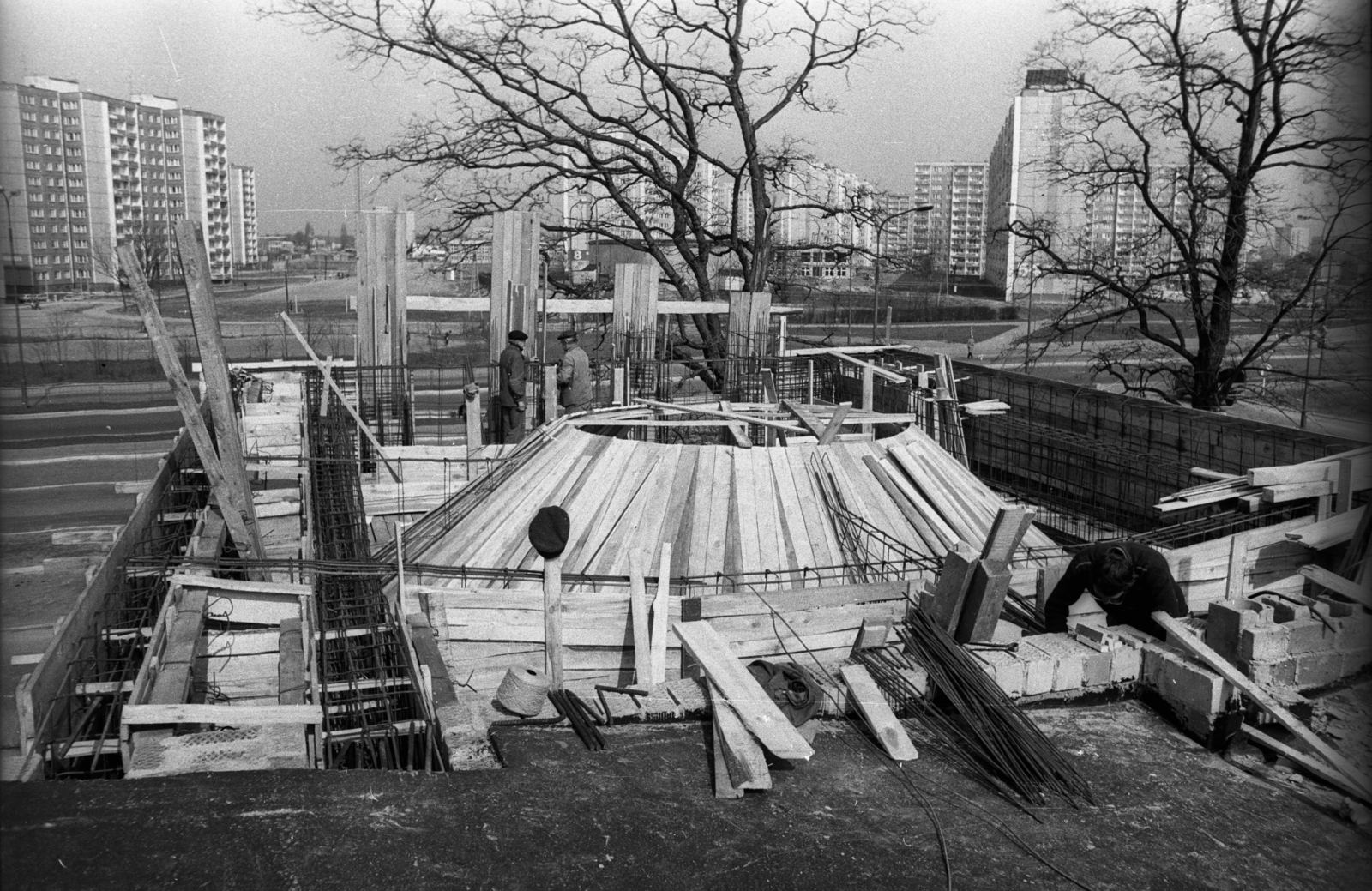 Poland, Poznań, ulica Promienista, a Szent Család-templom (Kościół Świętej Rodziny) építése., 1983, Bogdan Celichowski, church, Fortepan #119131