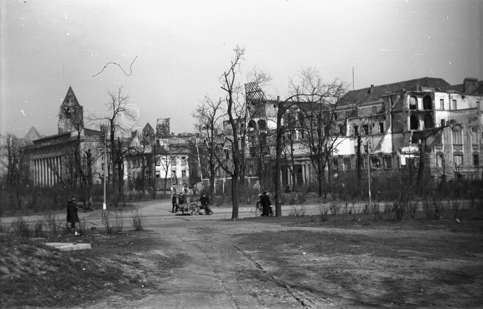 Poland, Poznań, Park Marcinkowskiego, szemben az aleja Niepodległości, balra a Közgazdasági Egyetem., 1946, Bogdan Celichowski, building, university, Fortepan #119133