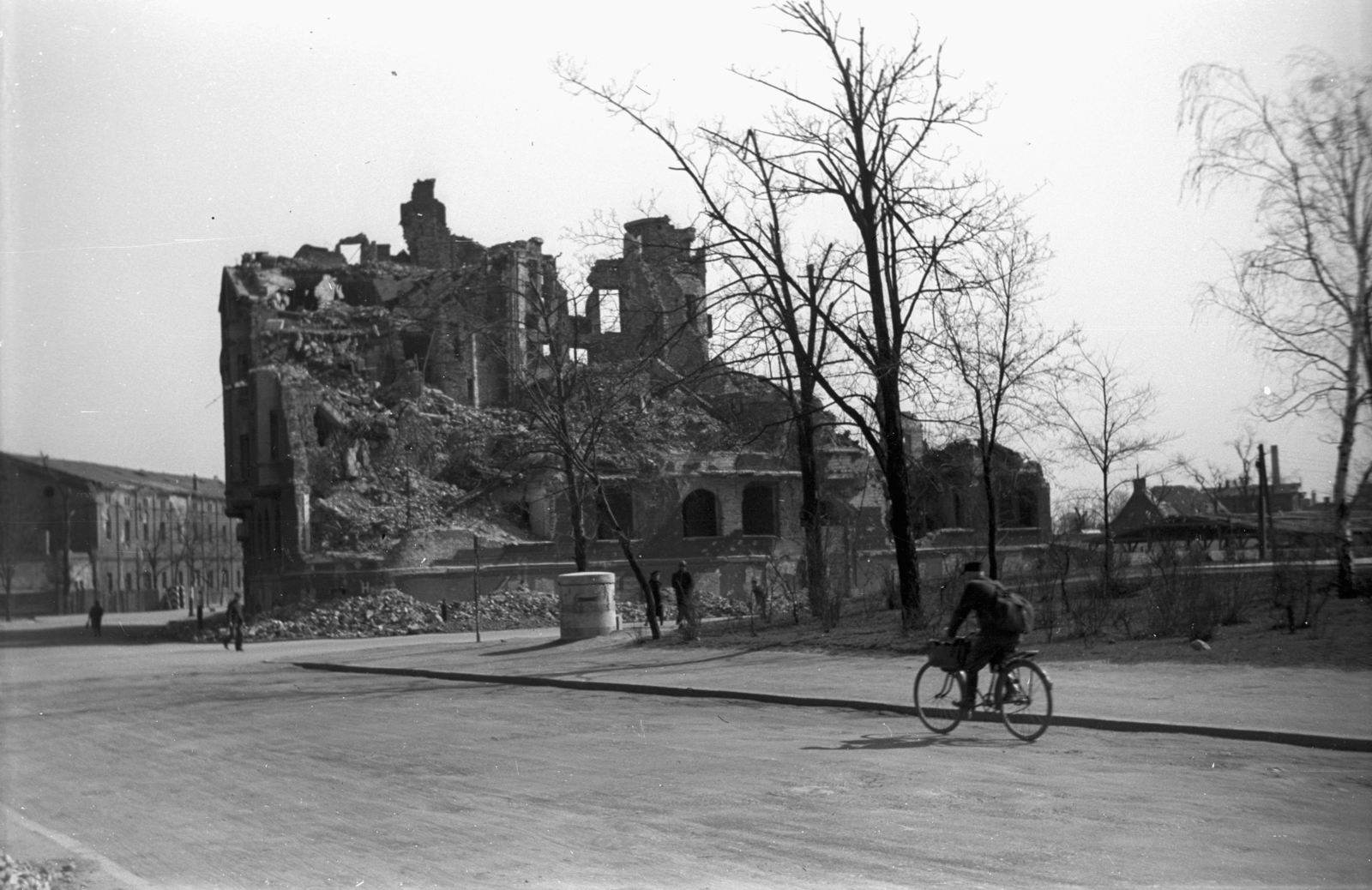 Poland, Poznań, ulica Powstańców Wielkopolskich az aleja Niepodległości felé nézve., 1946, Bogdan Celichowski, bicycle, war damage, damaged building, backpack, Fortepan #119134