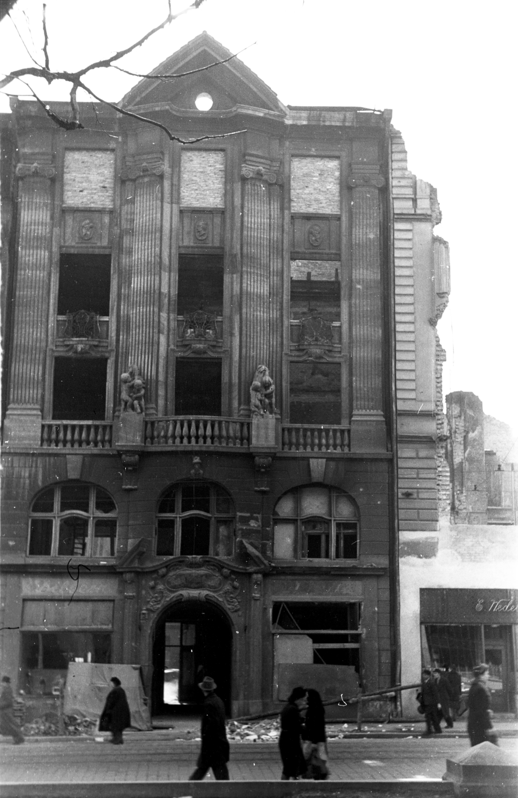 Poland, Poznań, plac Wolności 9., 1946, Bogdan Celichowski, building, pedestrian, Fortepan #119135