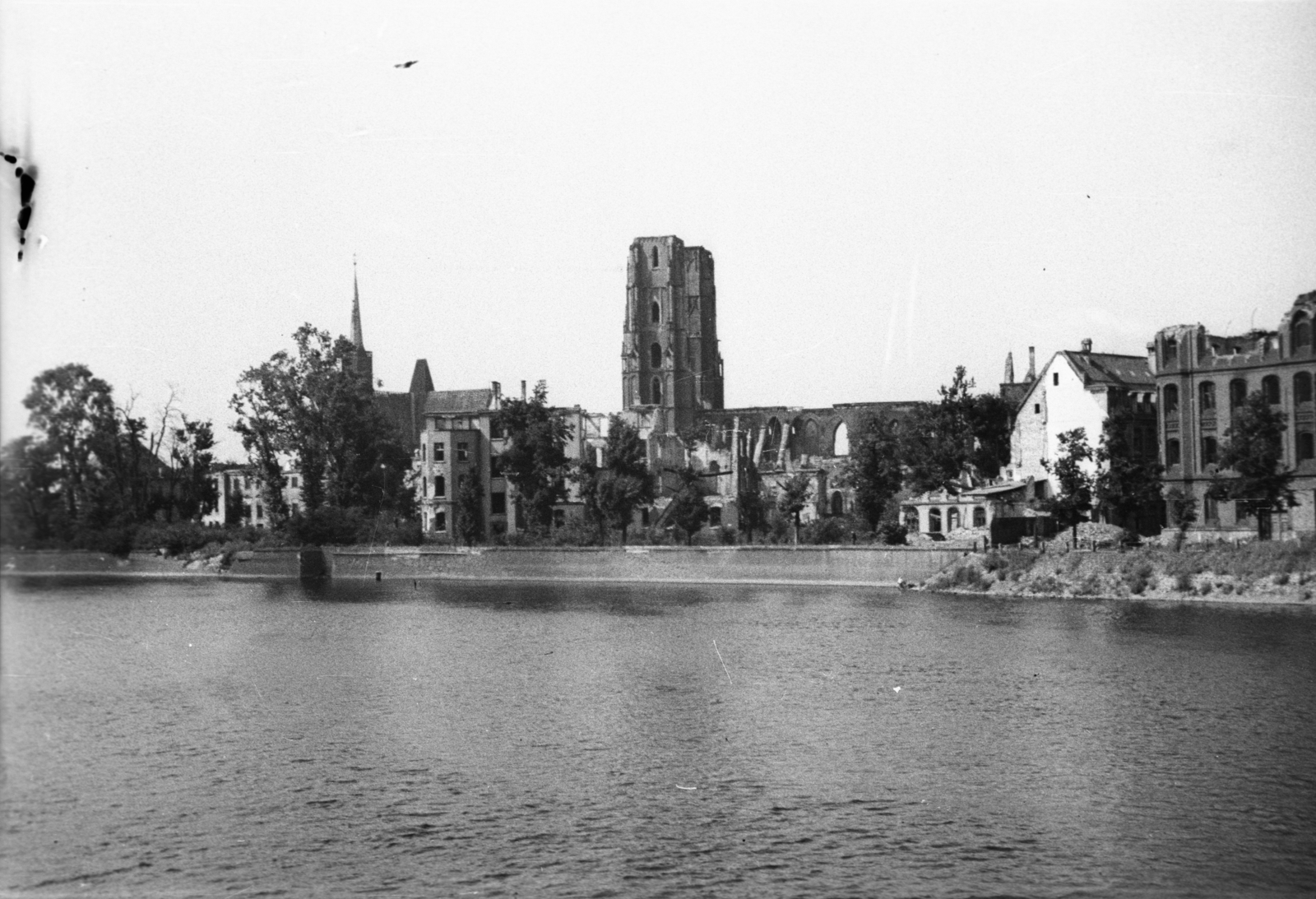 Poland, Wroclaw, Odera folyó, szemben a Tumski-szigeten a lerombolt Keresztelő Szent János-katedrális (Katedra św. Jana Chrzciciela)., 1946, Bogdan Celichowski, war damage, damaged building, shore, Fortepan #119140