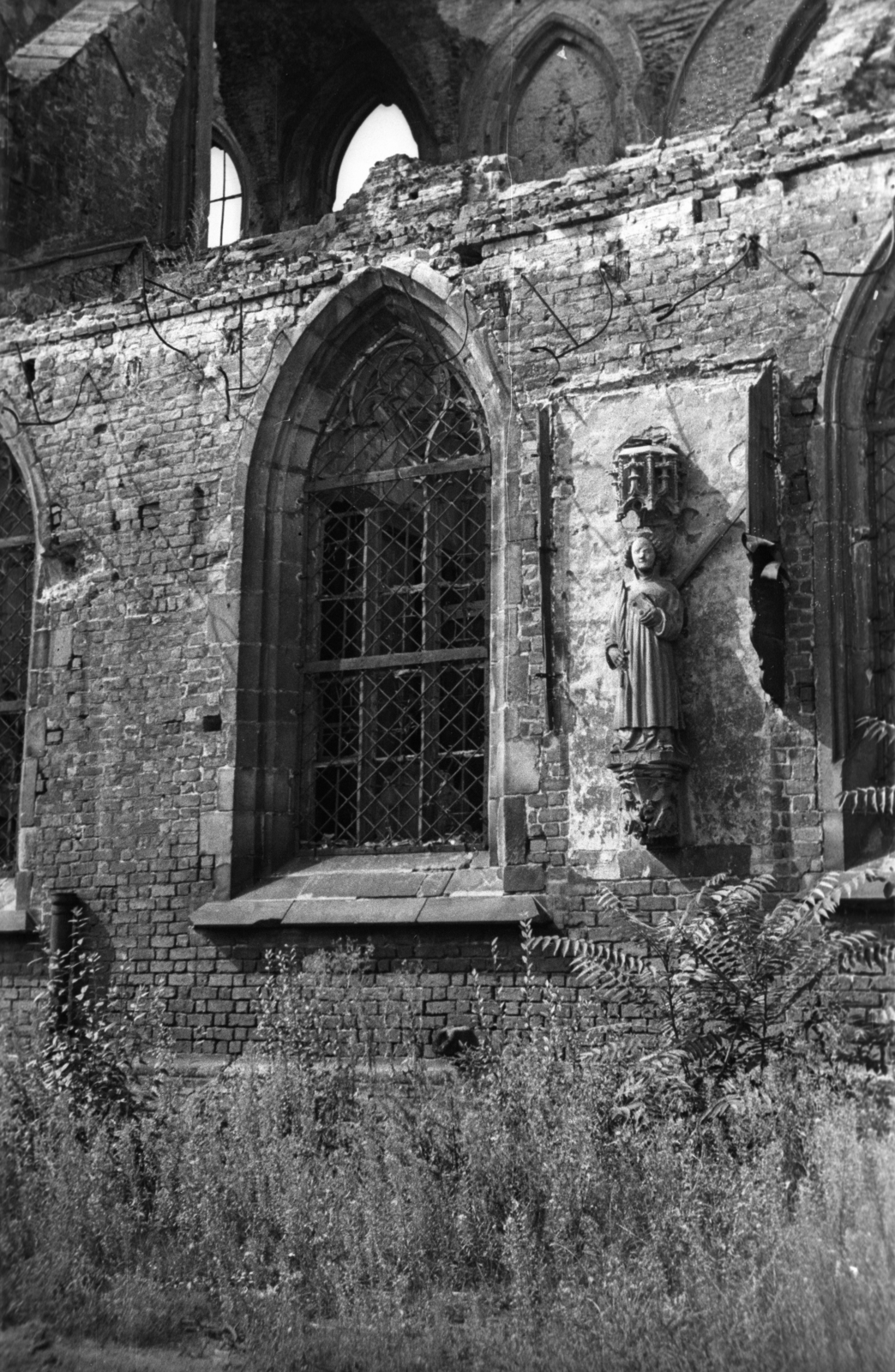Poland, Wroclaw, Plac Katedralny, a lerombolt Keresztelő Szent János-katedrális (Katedra św. Jana Chrzciciela)., 1946, Bogdan Celichowski, church, architectural ornament, sculpture, weed, gothic, Fortepan #119143