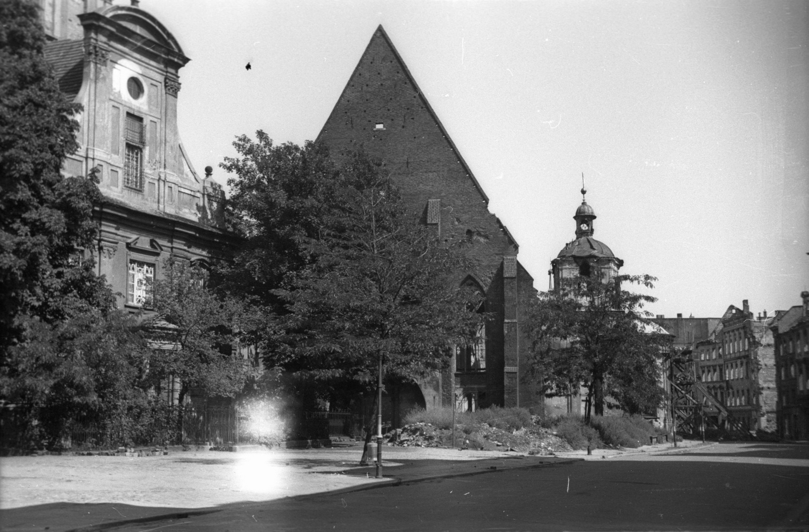 Lengyelország, Wroclaw, Plac Nankiera, balra a Piastok mauzóleum, szemben a romos premontrei templom, jobbra a görögkatolikus templom., 1946, Bogdan Celichowski, templom, Fortepan #119145