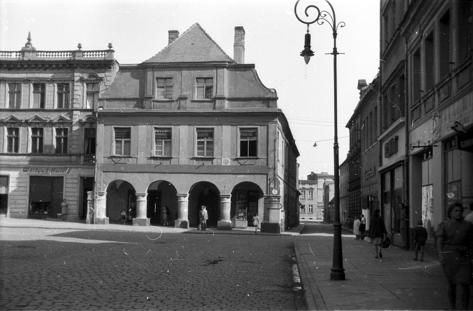 Poland, Leszno, Rynek, a város főtere, jobbra az ulica Waleriana Wróblewskiego., 1947, Bogdan Celichowski, street view, street lamp, Fortepan #119150