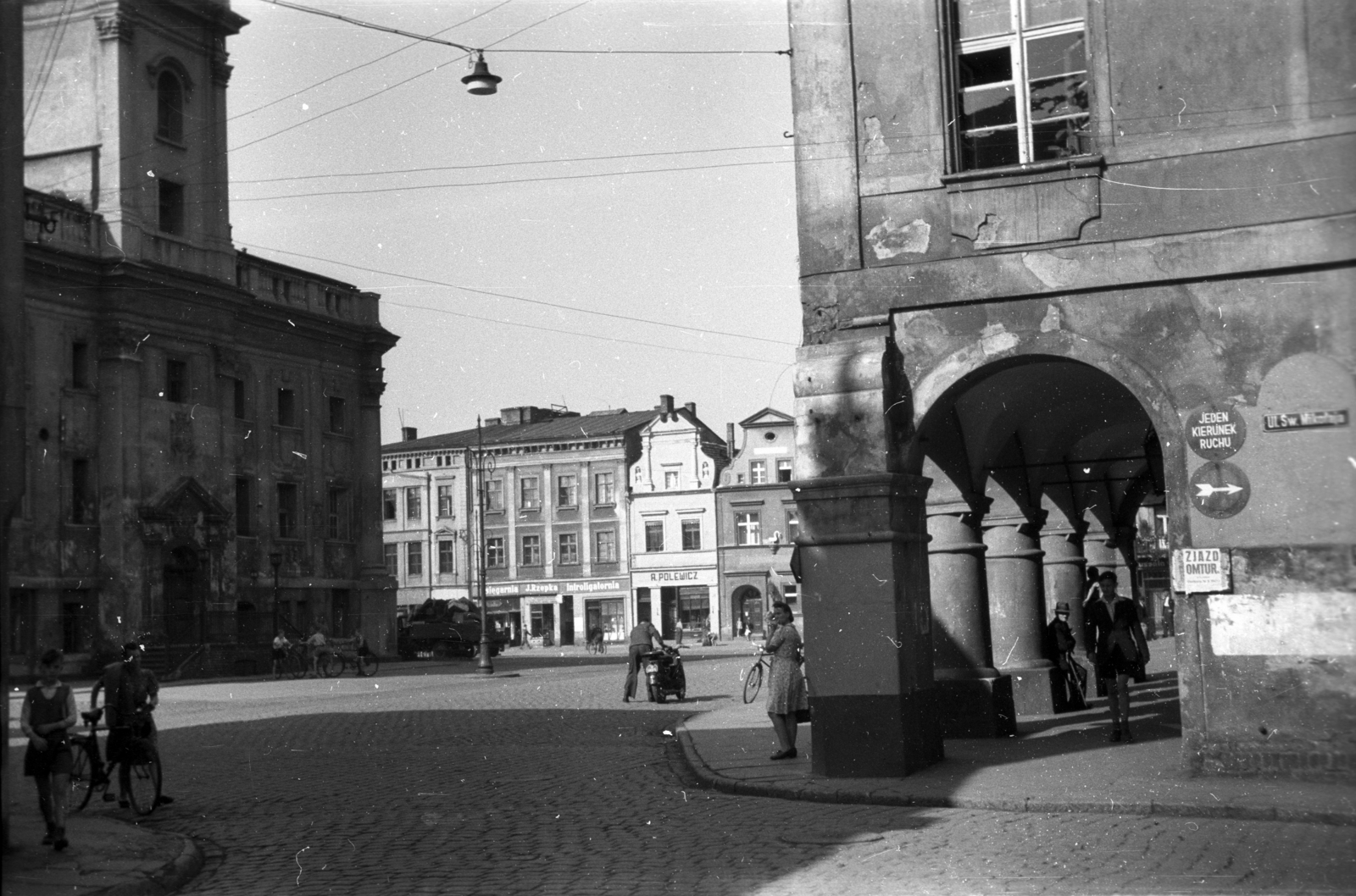 Lengyelország, Leszno, Rynek, a város főtere az ulica Waleriana Wróblewskiego találkozásánál, balra a Városháza., 1947, Bogdan Celichowski, utcakép, kerékpár, Fortepan #119152