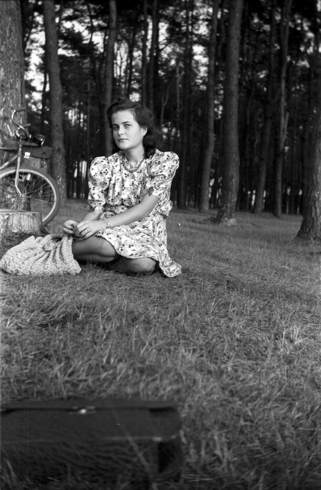 Poland, Skierniewice, erdő a város határában., 1947, Bogdan Celichowski, lady, woods, relaxation, Fortepan #119153