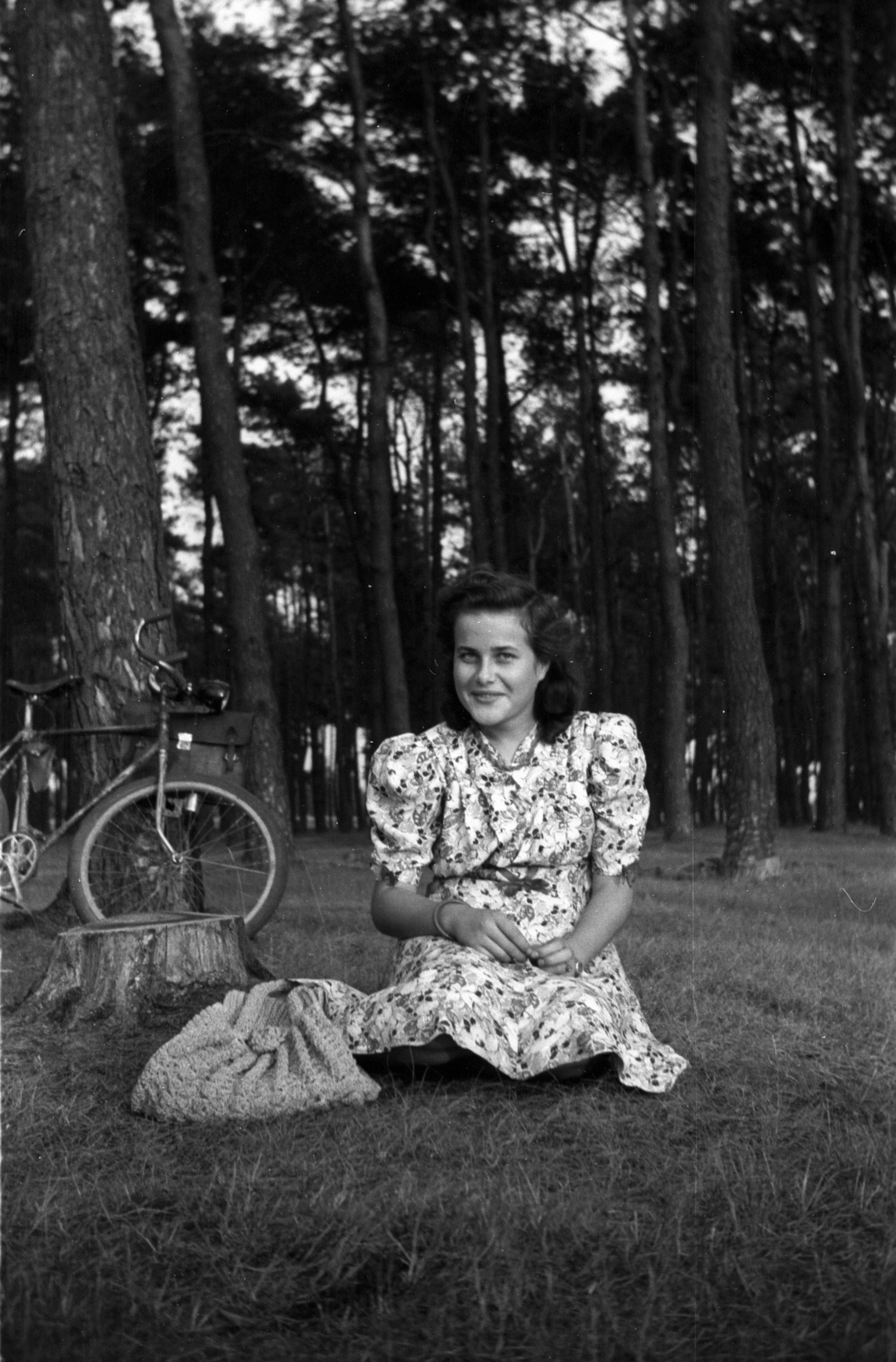 Lengyelország, Skierniewice, erdő a város határában., 1947, Bogdan Celichowski, hölgy, mosoly, erdő, pihenés, kerékpár, Fortepan #119155