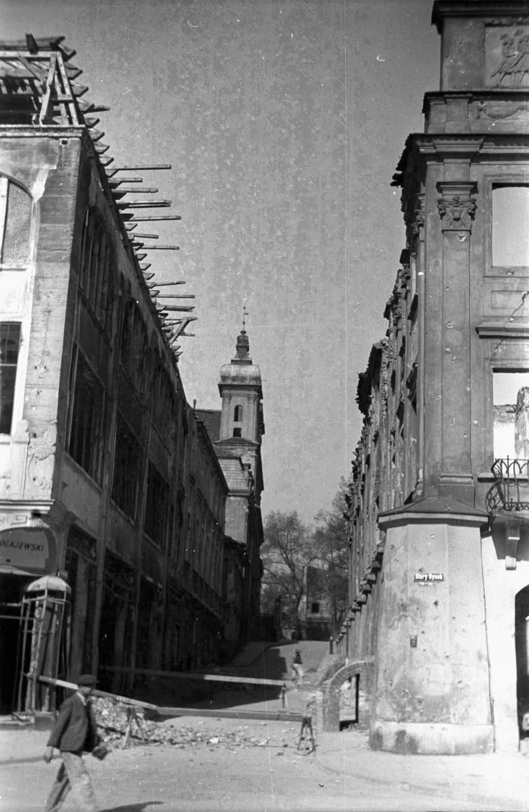Poland, Poznań, Stary Rynek, szemben az ulica Franciszkańska, balra a Páduai Szent Antal-templom (Kościół św. Antoniego Padewskiego) látszik., 1946, Bogdan Celichowski, church, war damage, damaged building, Fortepan #119161
