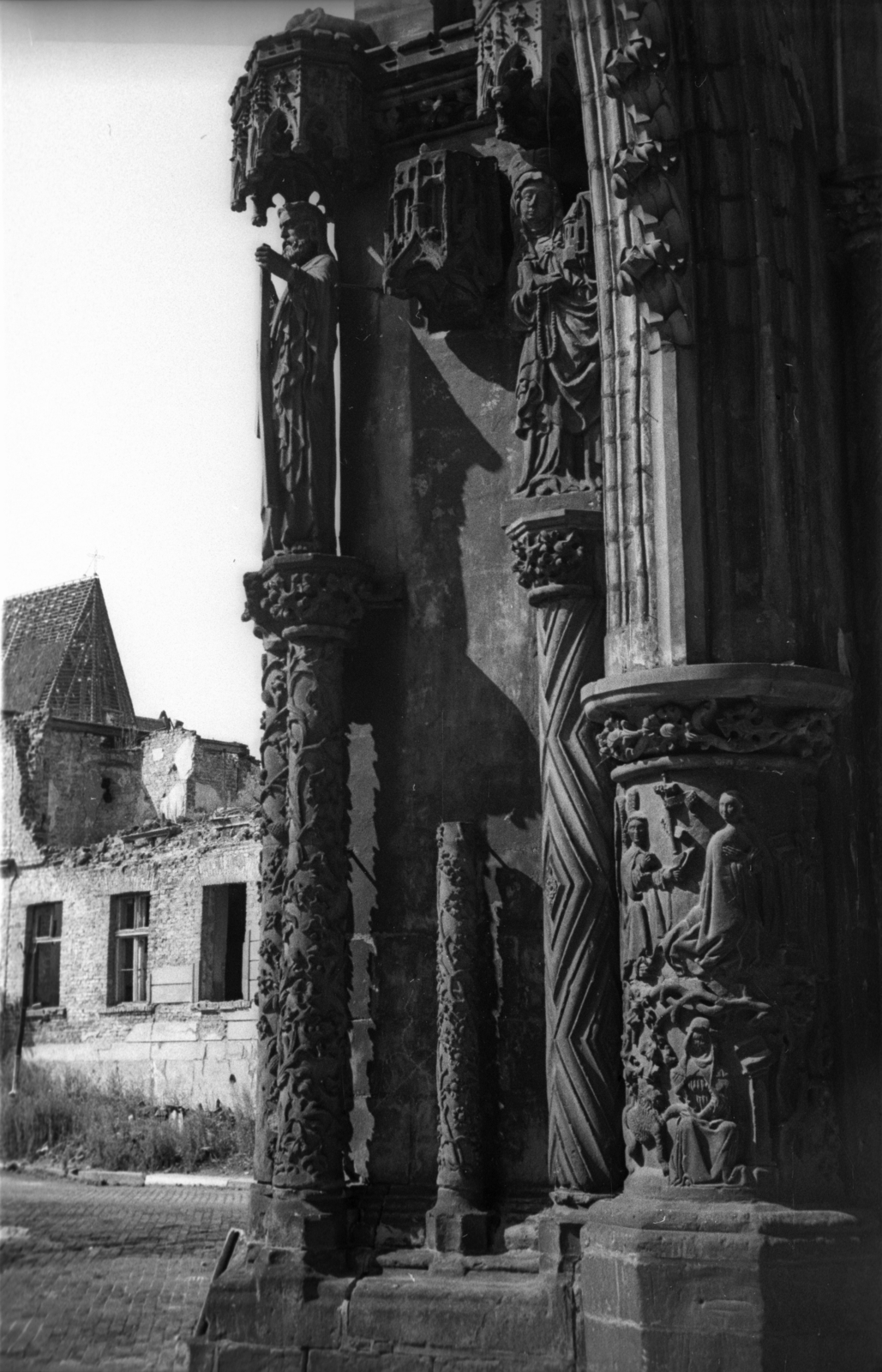 Poland, Wroclaw, Plac Katedralny, a felvétel a lerombolt Keresztelő Szent János-katedrális (Katedra św. Jana Chrzciciela) előtt készült., 1946, Bogdan Celichowski, architectural ornament, pillar, building statue, Fortepan #119166
