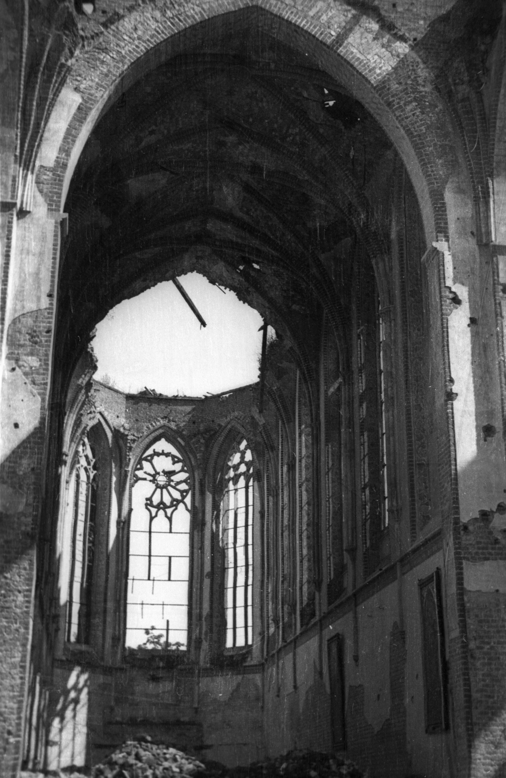 Poland, Wroclaw, Plac Dominikański, Szent Adalbert-templom (Kościół św. Wojciecha)., 1946, Bogdan Celichowski, church, war damage, damaged building, gothic, Fortepan #119172